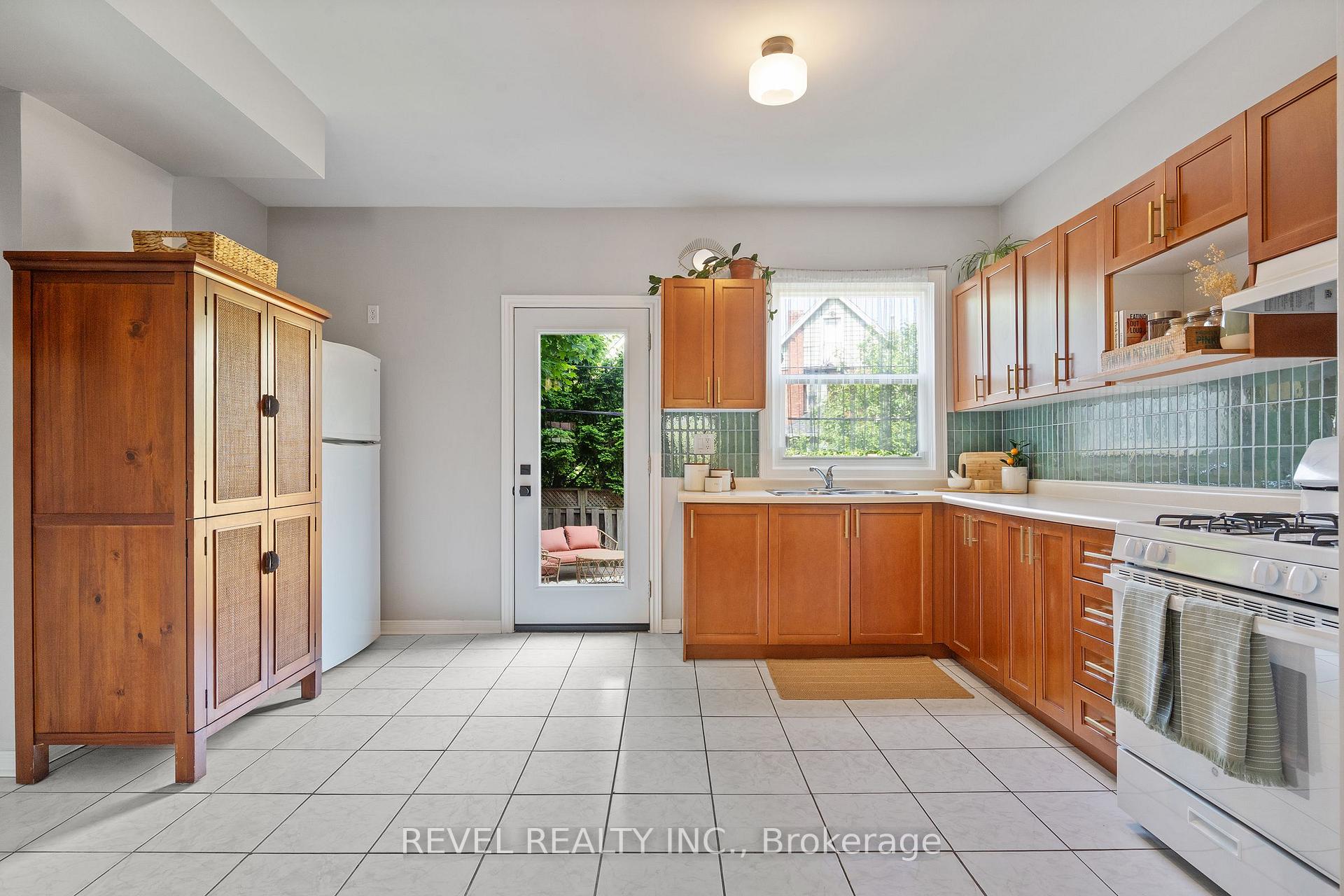 Photo 20 of 33 Holton Avenue N, Hamilton, Gibson — HOMEH