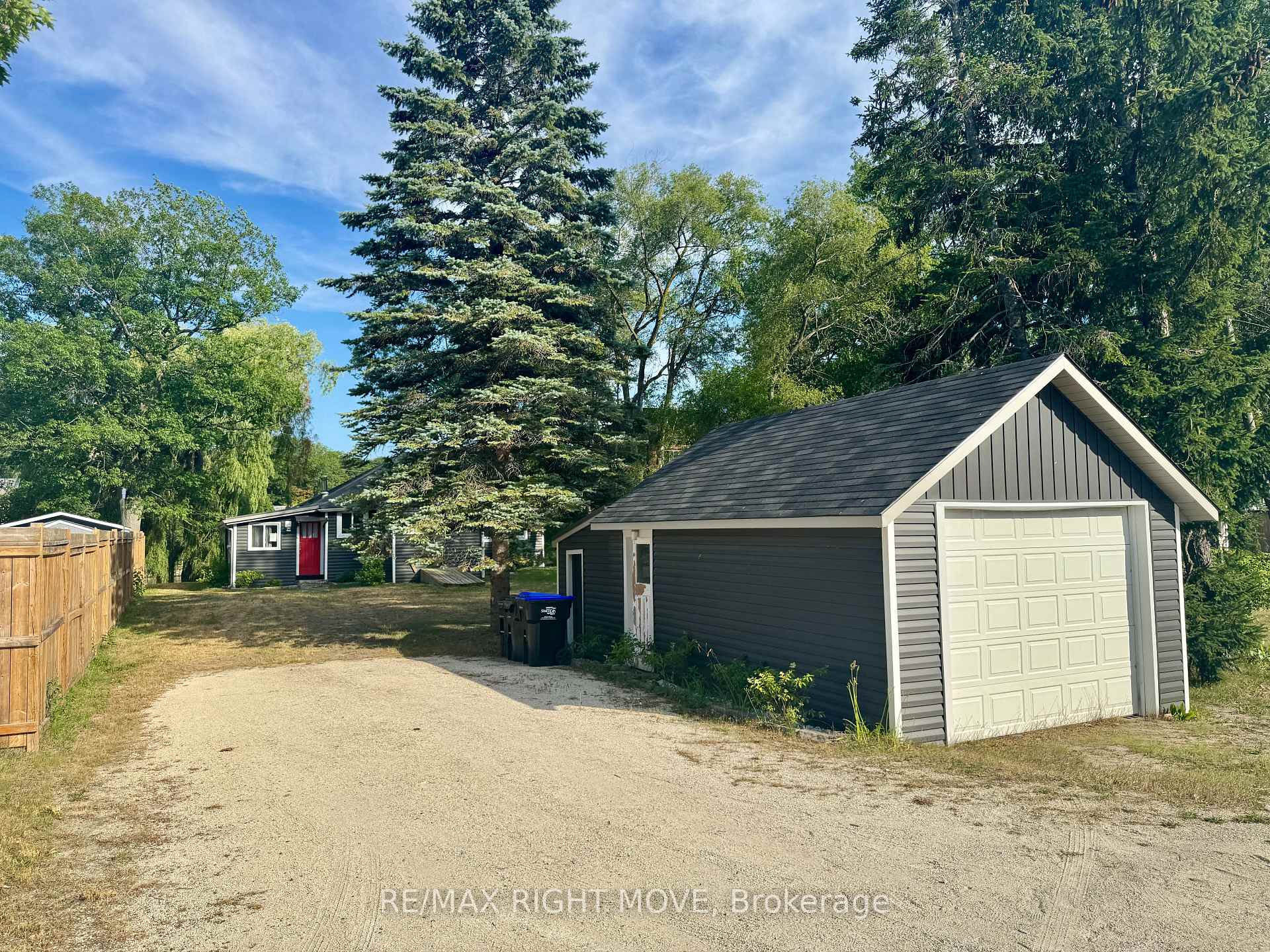 Photo 8 of 993 Mosley Street, Wasaga Beach — HOMEH