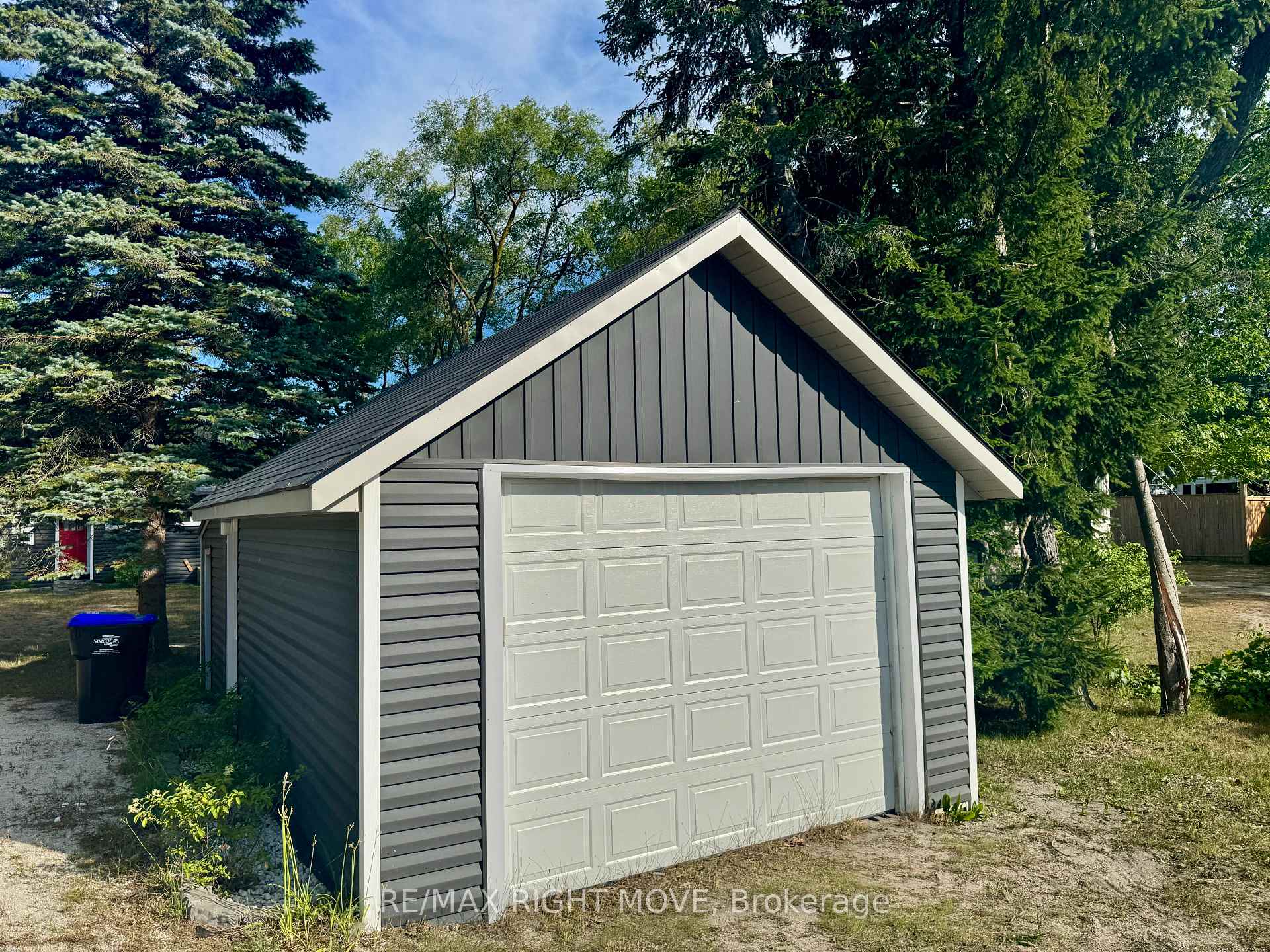 Photo 2 of 993 Mosley Street, Wasaga Beach — HOMEH