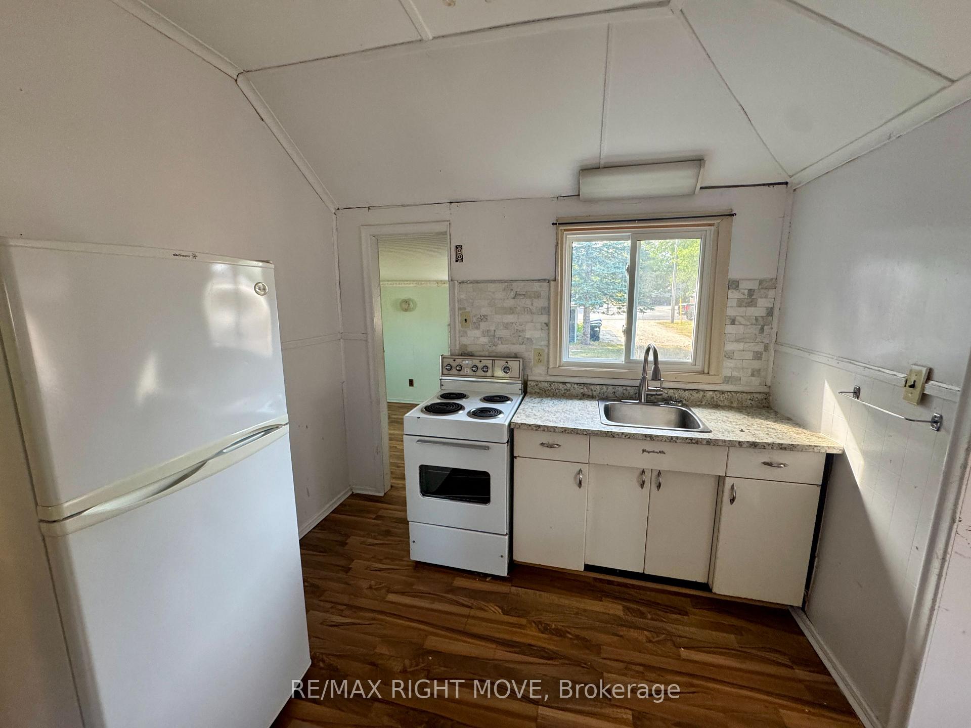 Photo 9 of 993 Mosley Street, Wasaga Beach — HOMEH