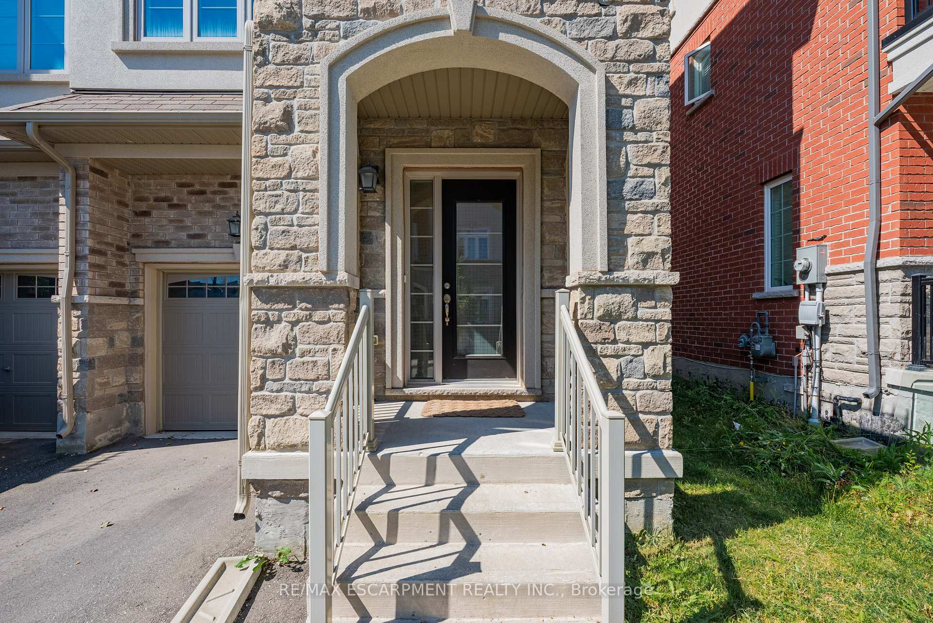Photo 9 of 108 Borers Creek Circle, Hamilton, Waterdown — HOMEH