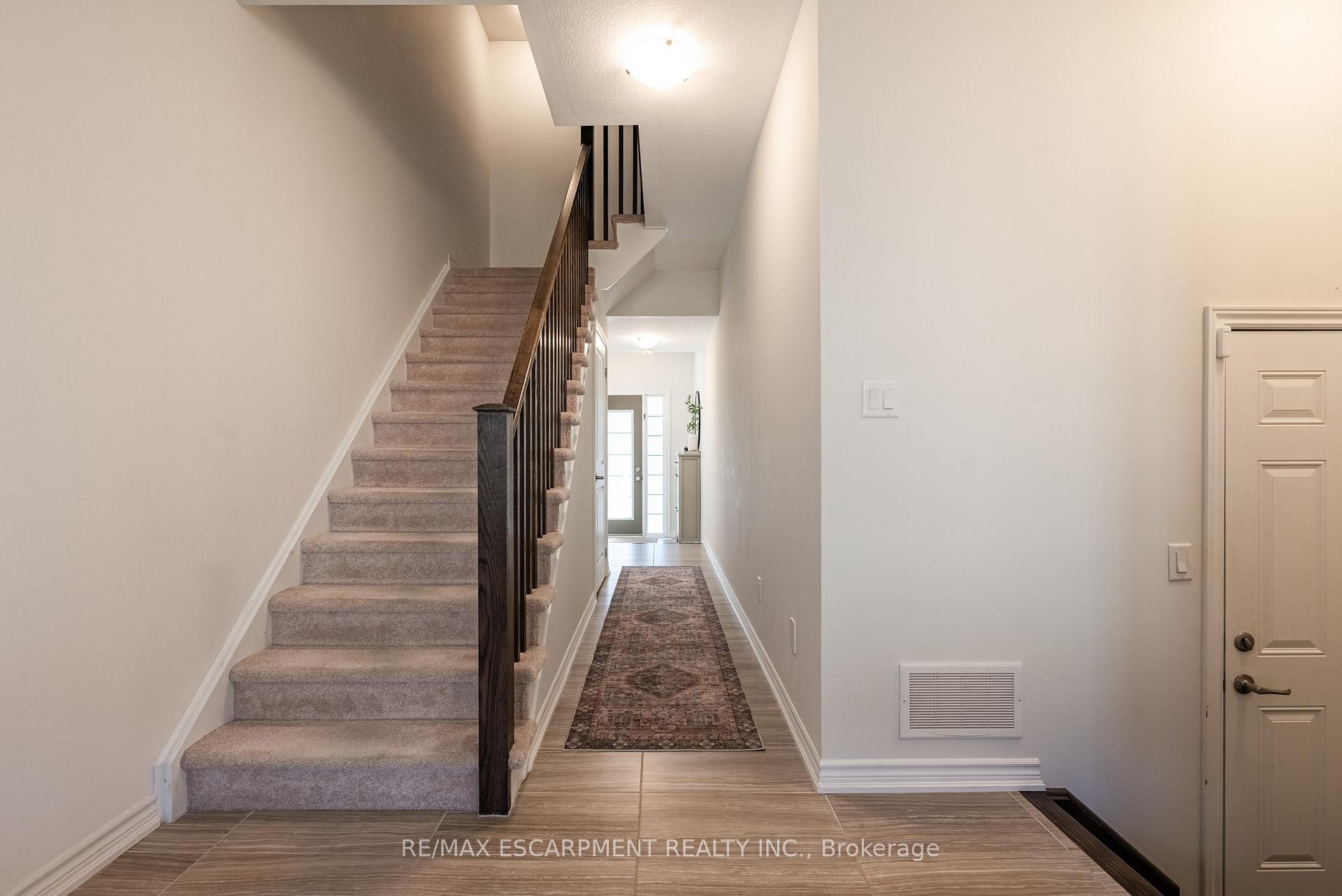 Photo 4 of 108 Borers Creek Circle, Hamilton, Waterdown — HOMEH
