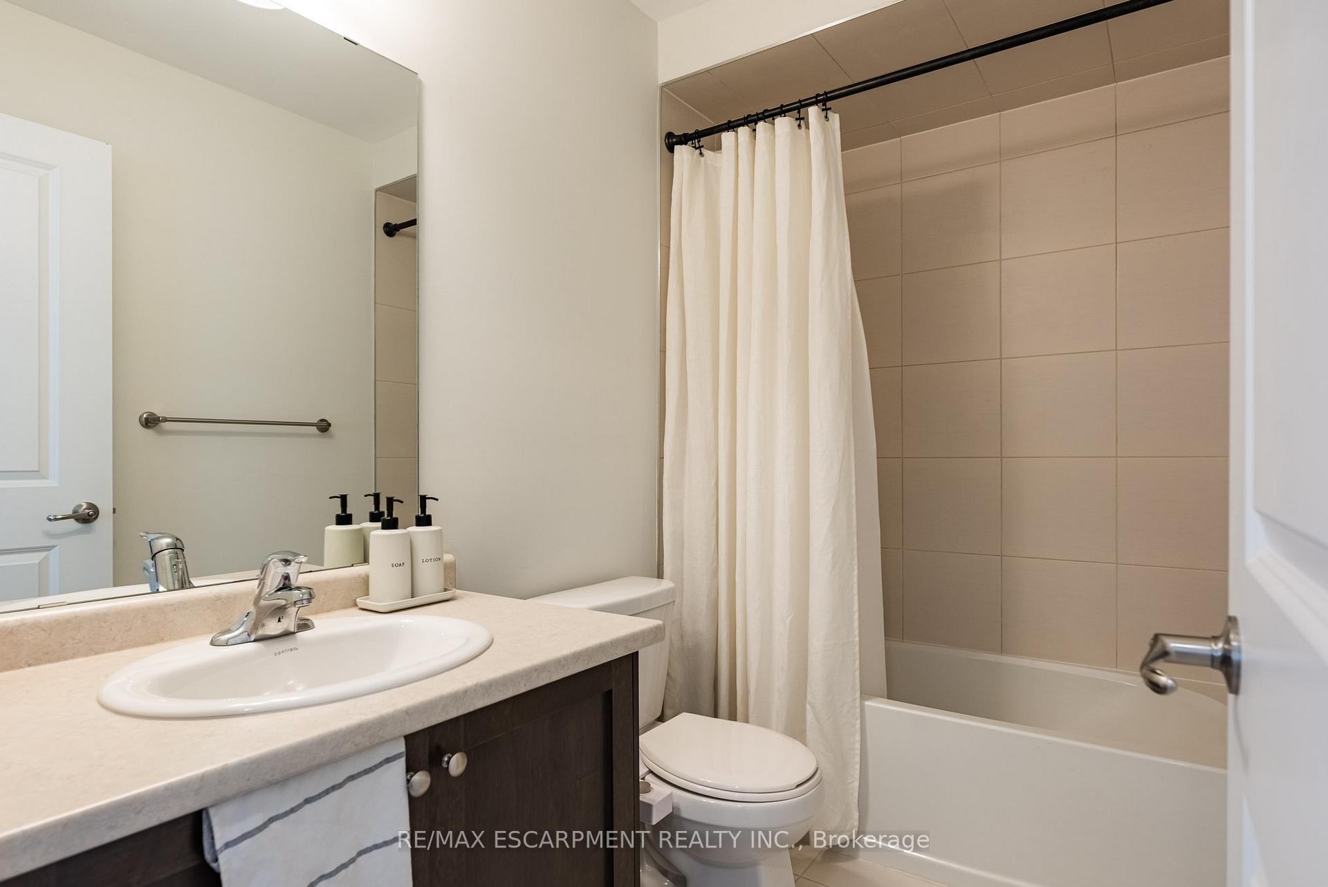 Photo 16 of 108 Borers Creek Circle, Hamilton, Waterdown — HOMEH