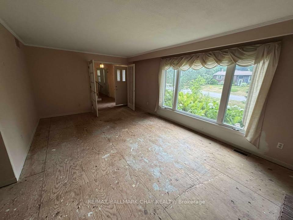 Photo 4 of 23 Cedar Creek Road, Springwater, Midhurst — HOMEH