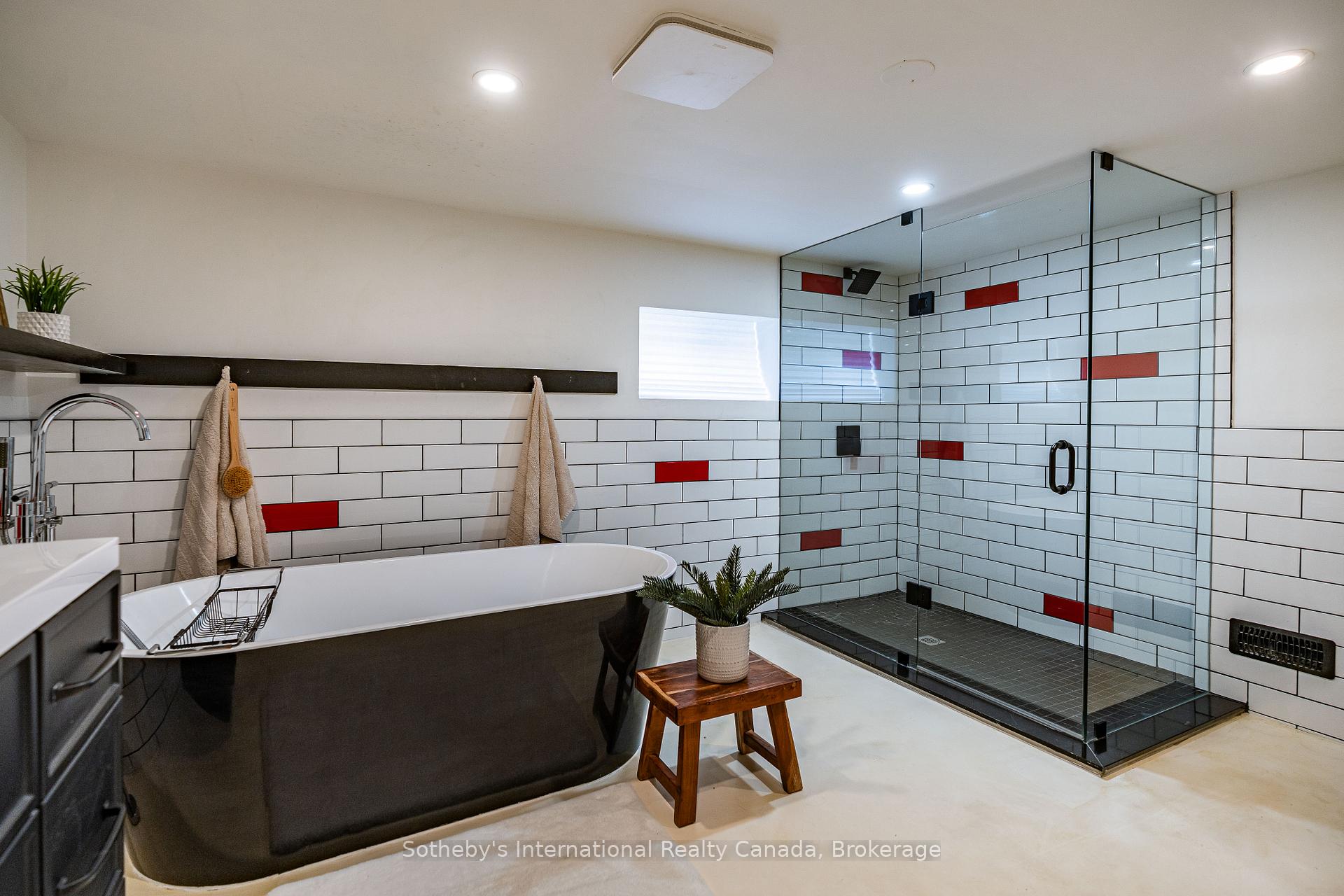 Photo 17 of 122 Lake Avenue Drive, Hamilton, Stoney Creek — HOMEH