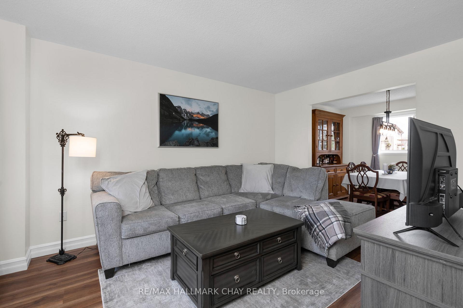 Photo 4 of 28 Draper Crescent, Barrie, Painswick North — HOMEH