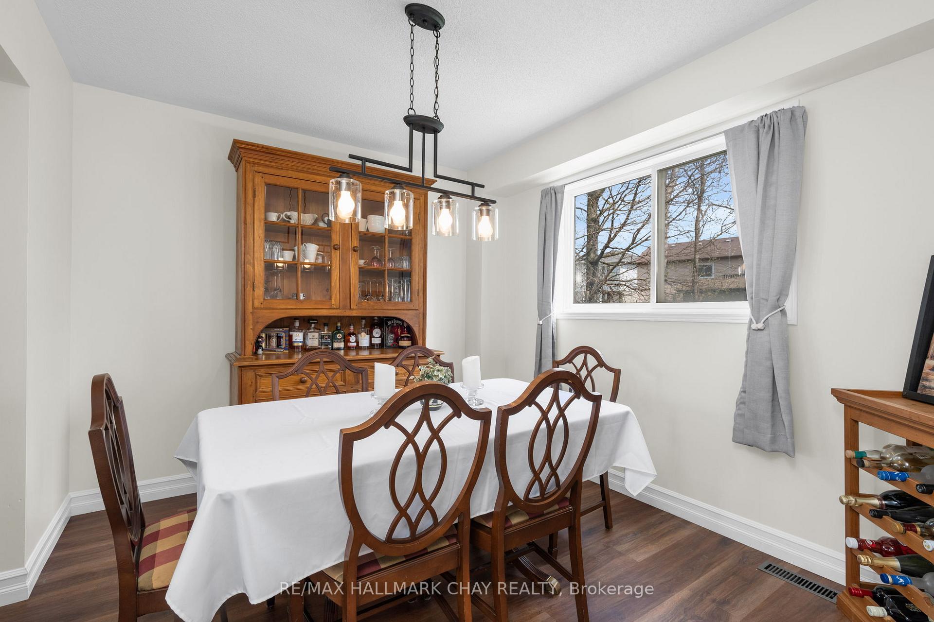 Photo 5 of 28 Draper Crescent, Barrie, Painswick North — HOMEH