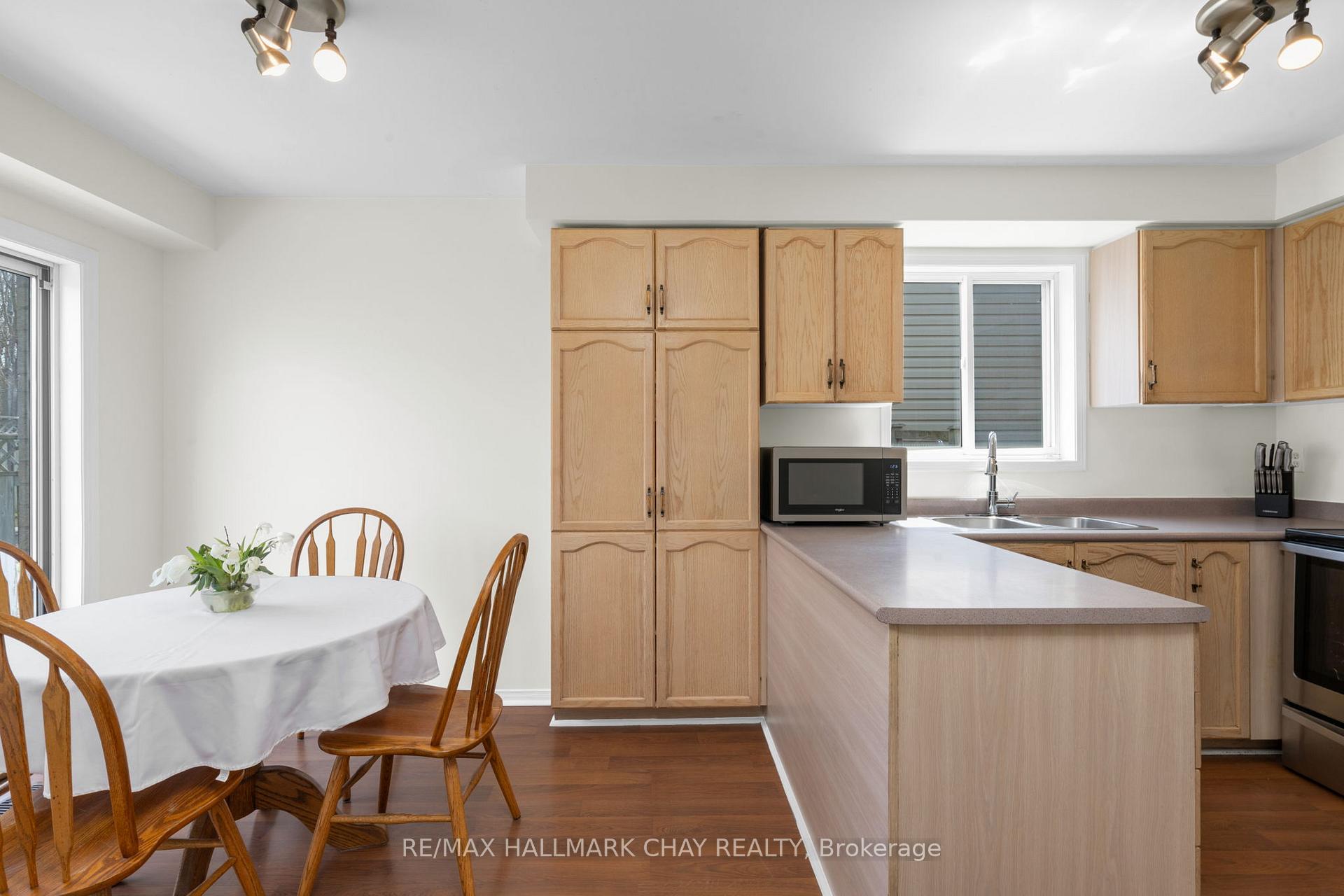 Photo 8 of 28 Draper Crescent, Barrie, Painswick North — HOMEH