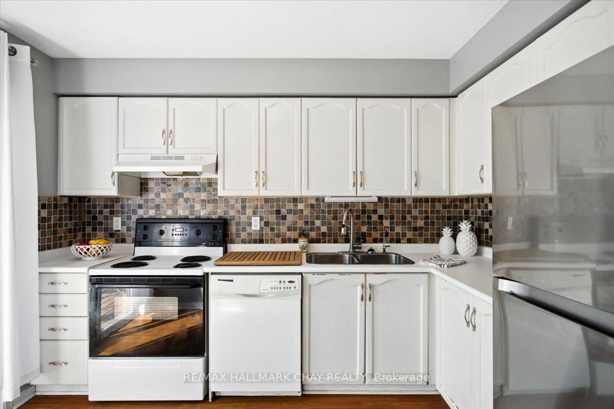 Photo 12 of 39 Lyfytt Crescent, Barrie, West Bayfield — HOMEH