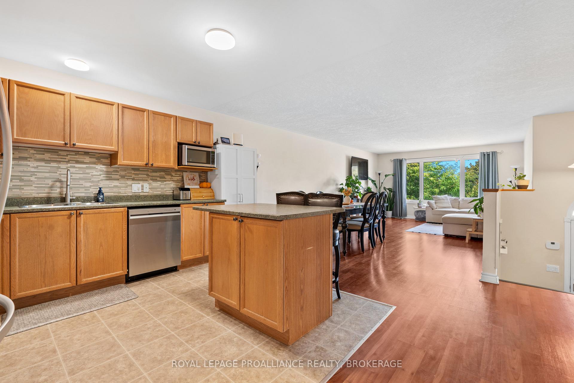 Photo 10 of 54 Briceland Street, Kingston, Rideau — HOMEH
