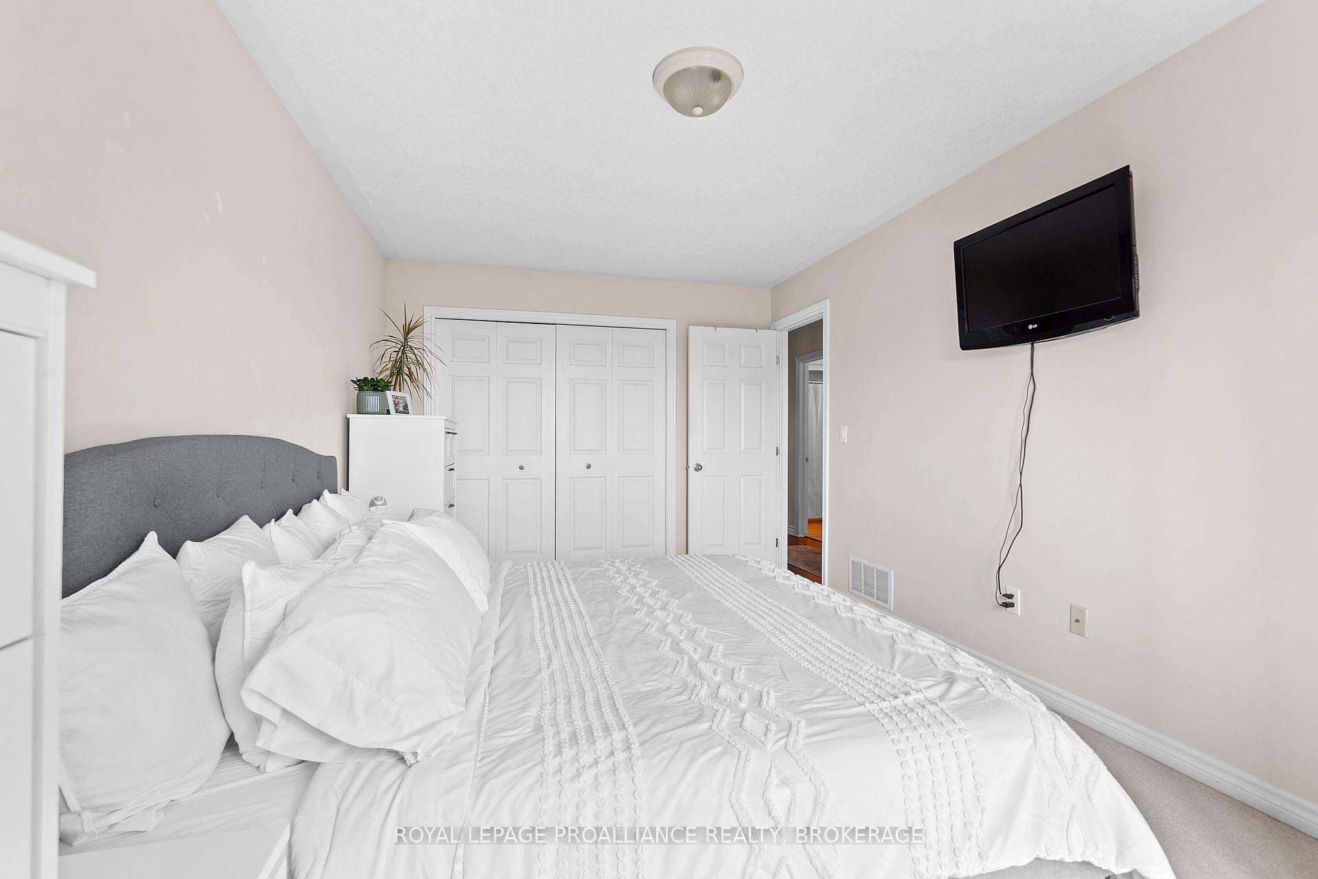 Photo 11 of 54 Briceland Street, Kingston, Rideau — HOMEH