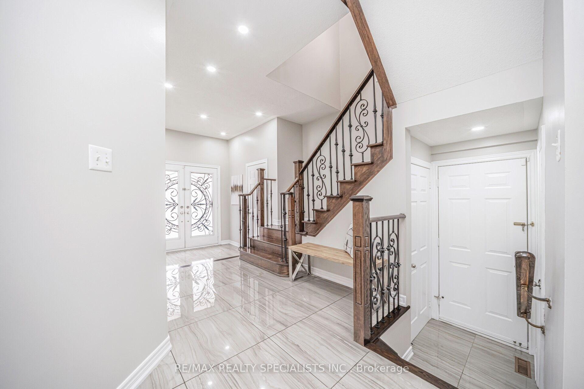 Photo 31 of 102 Chalkfarm Crescent, Brampton, Northwest Sandalwood Parkway — HOMEH