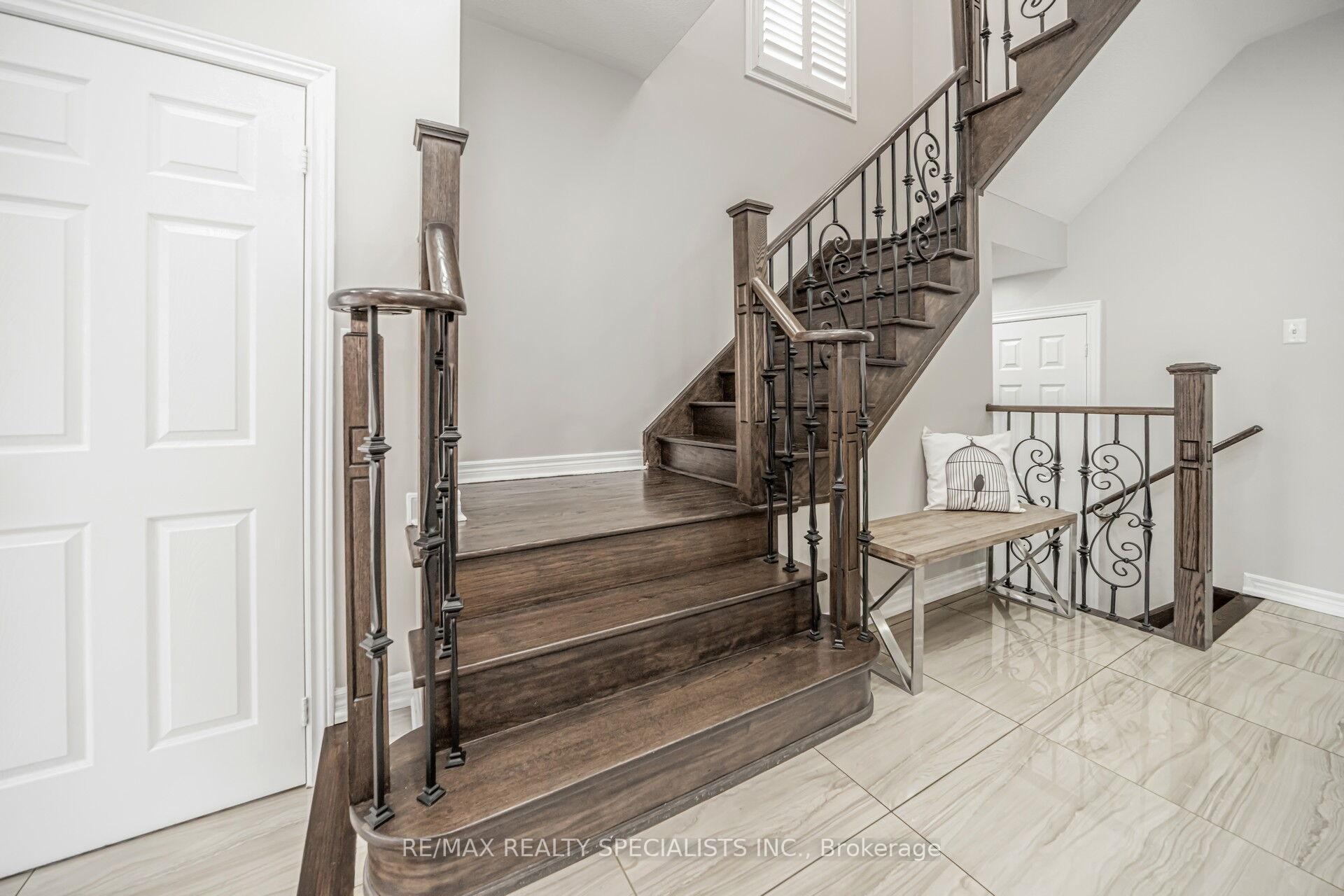 Photo 7 of 102 Chalkfarm Crescent, Brampton, Northwest Sandalwood Parkway — HOMEH