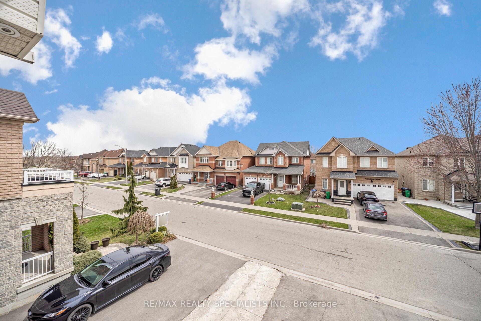 Photo 21 of 102 Chalkfarm Crescent, Brampton, Northwest Sandalwood Parkway — HOMEH