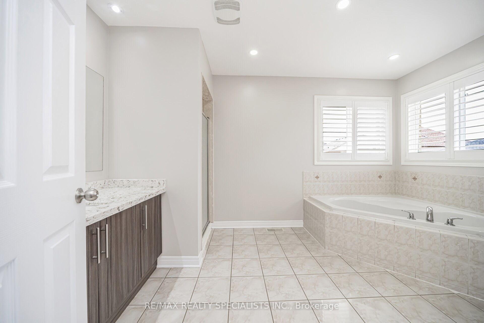 Photo 36 of 102 Chalkfarm Crescent, Brampton, Northwest Sandalwood Parkway — HOMEH