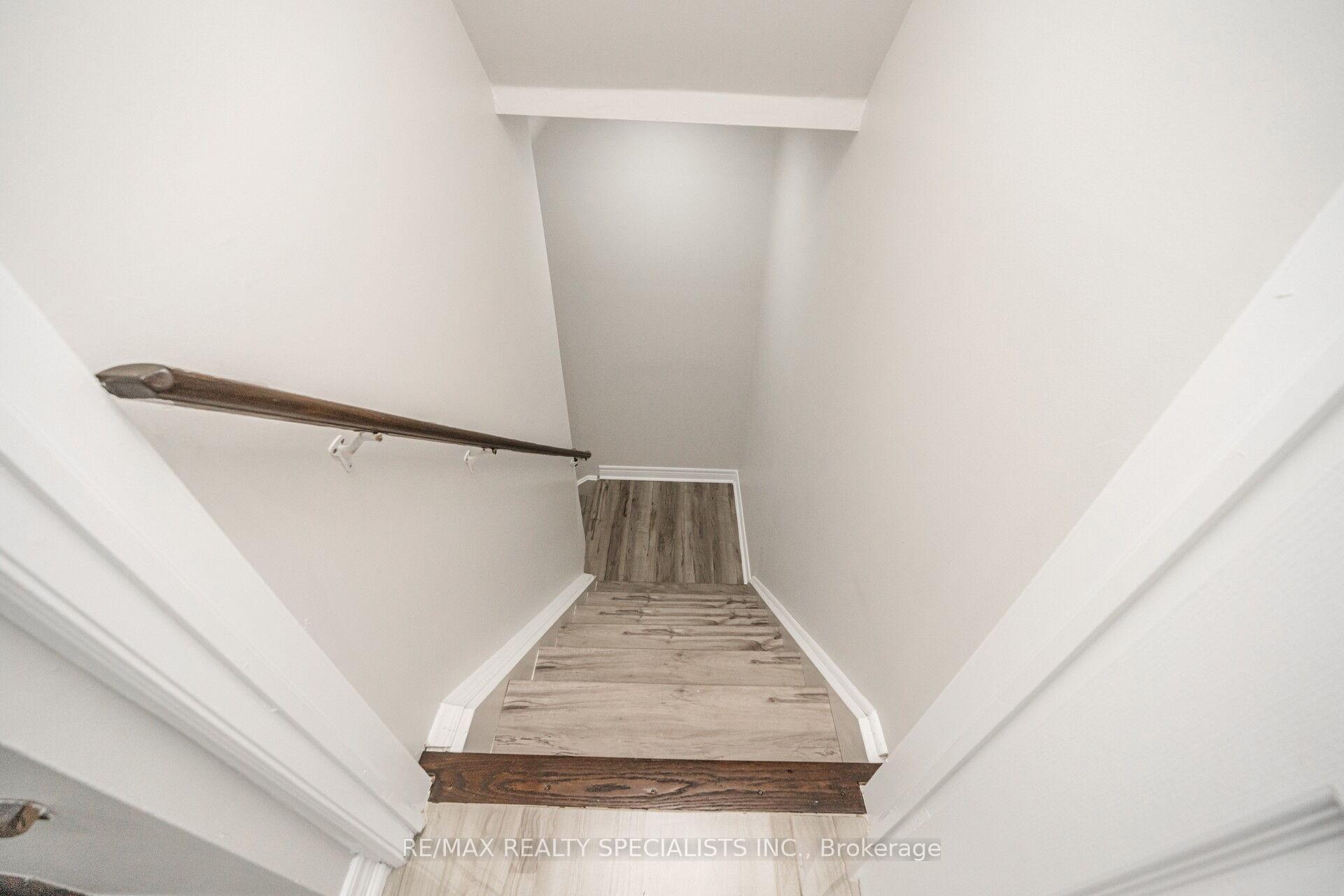 Photo 33 of 102 Chalkfarm Crescent, Brampton, Northwest Sandalwood Parkway — HOMEH