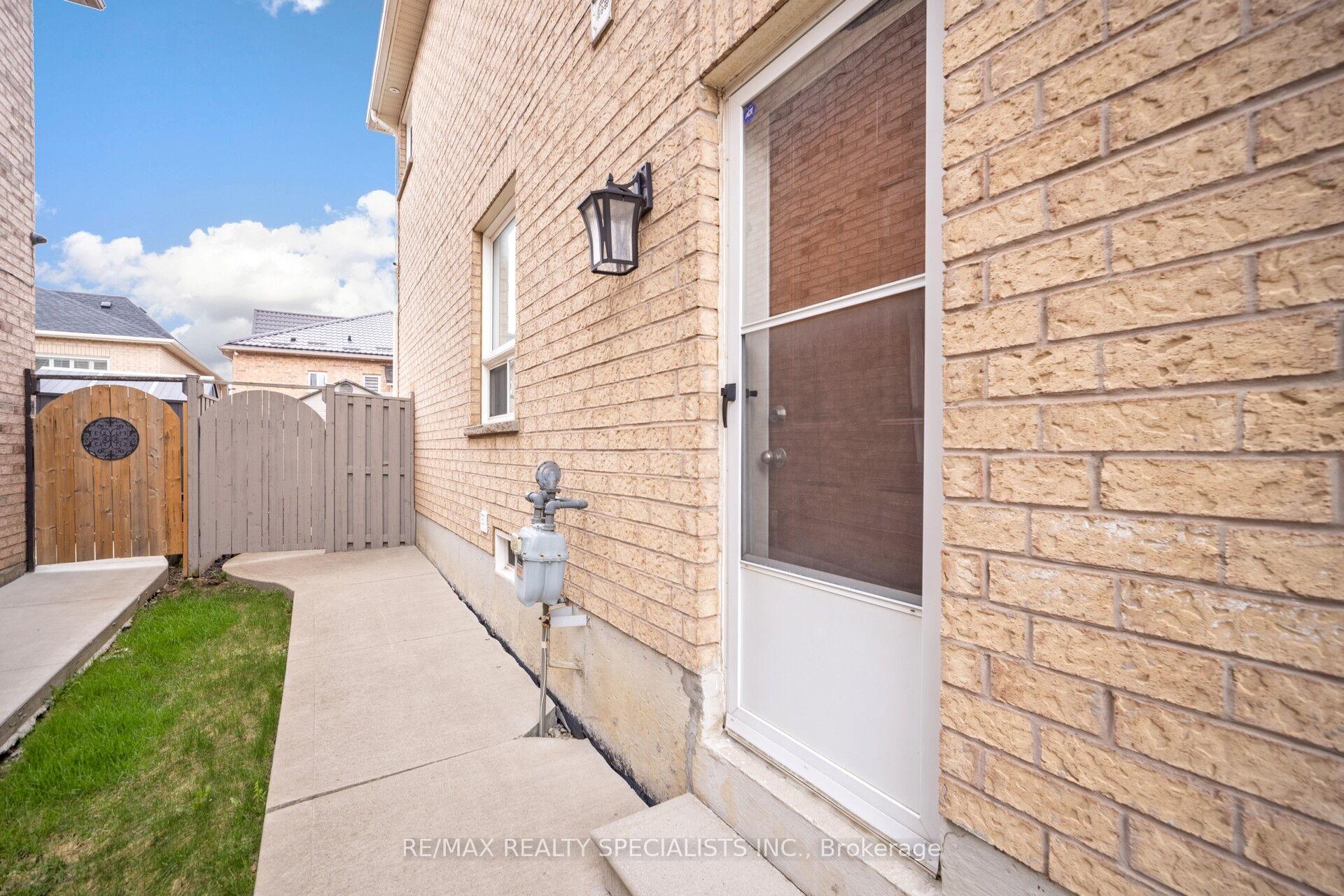 Photo 41 of 102 Chalkfarm Crescent, Brampton, Northwest Sandalwood Parkway — HOMEH