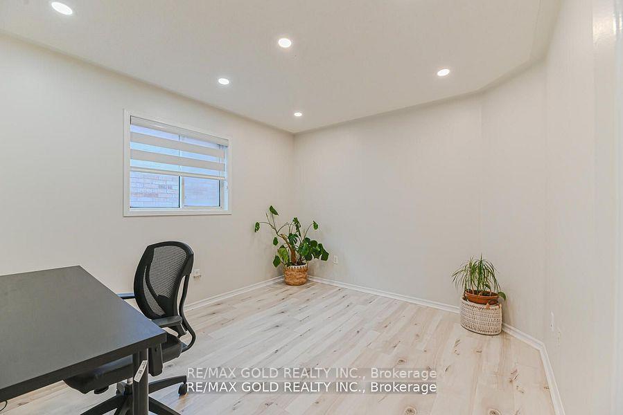 Photo 3 of 102 Sunny Meadow Boulevard, Brampton, Sandringham-Wellington — HOMEH