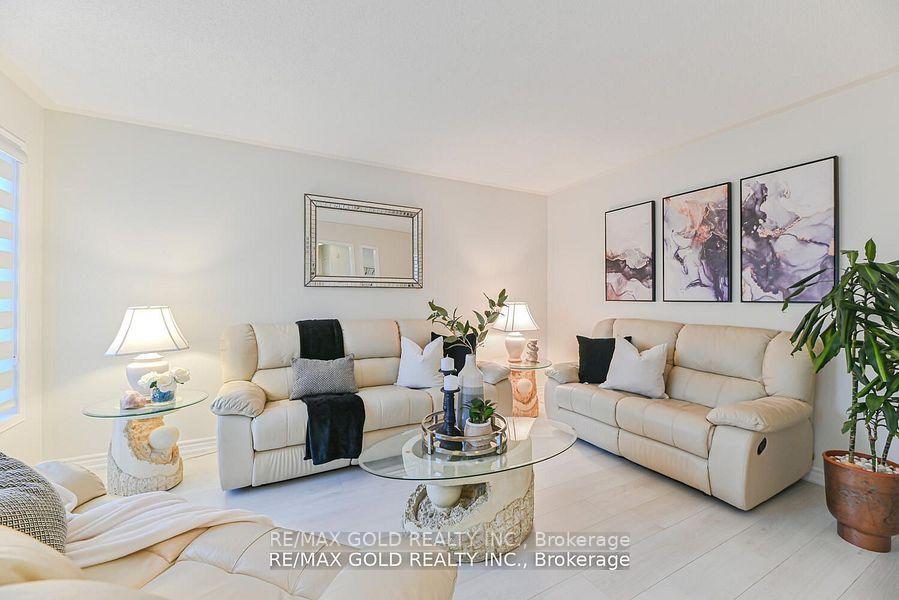 Photo 10 of 102 Sunny Meadow Boulevard, Brampton, Sandringham-Wellington — HOMEH