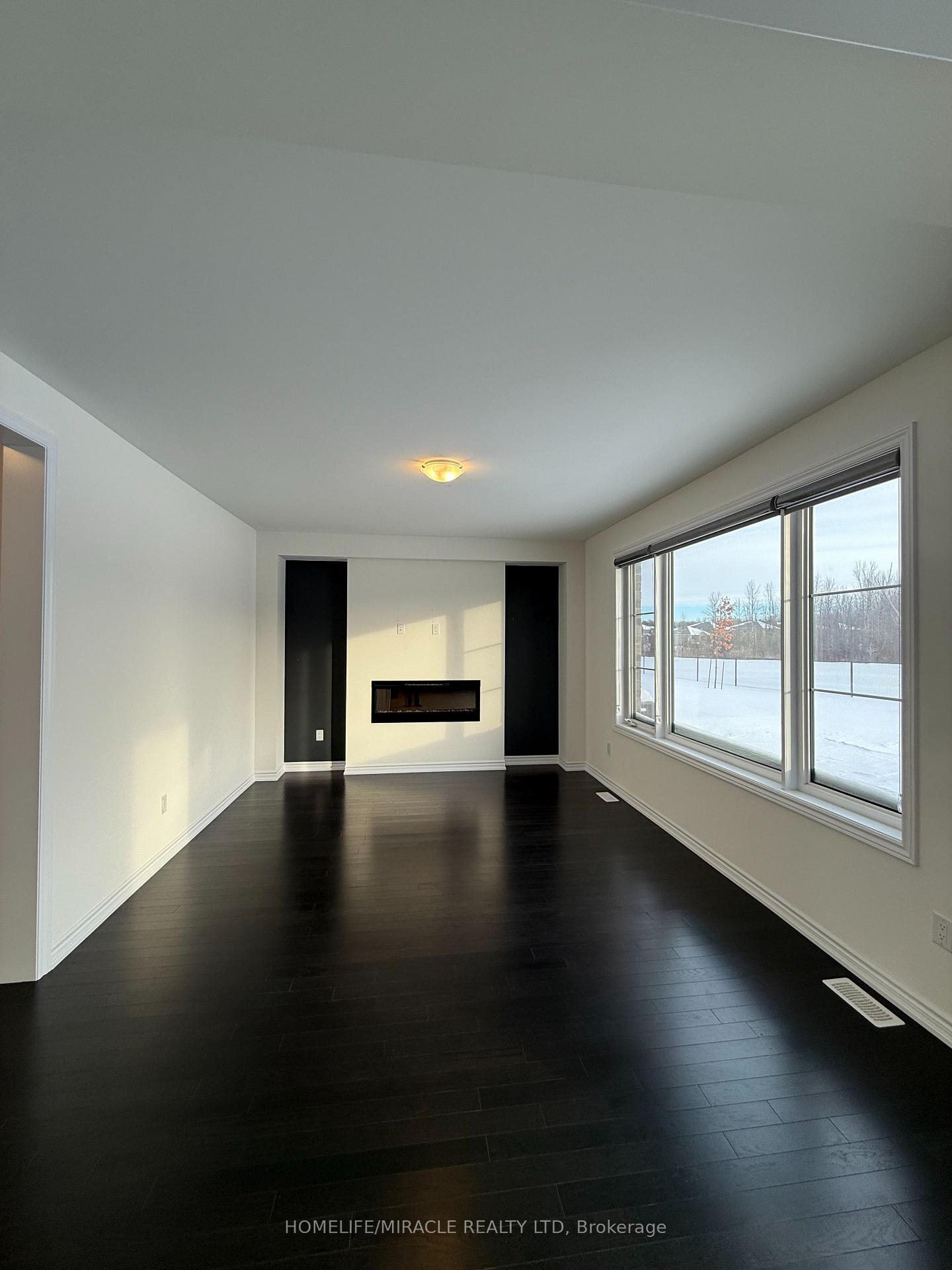 Photo 8 of 12 Rosanne Circle, Wasaga Beach — HOMEH