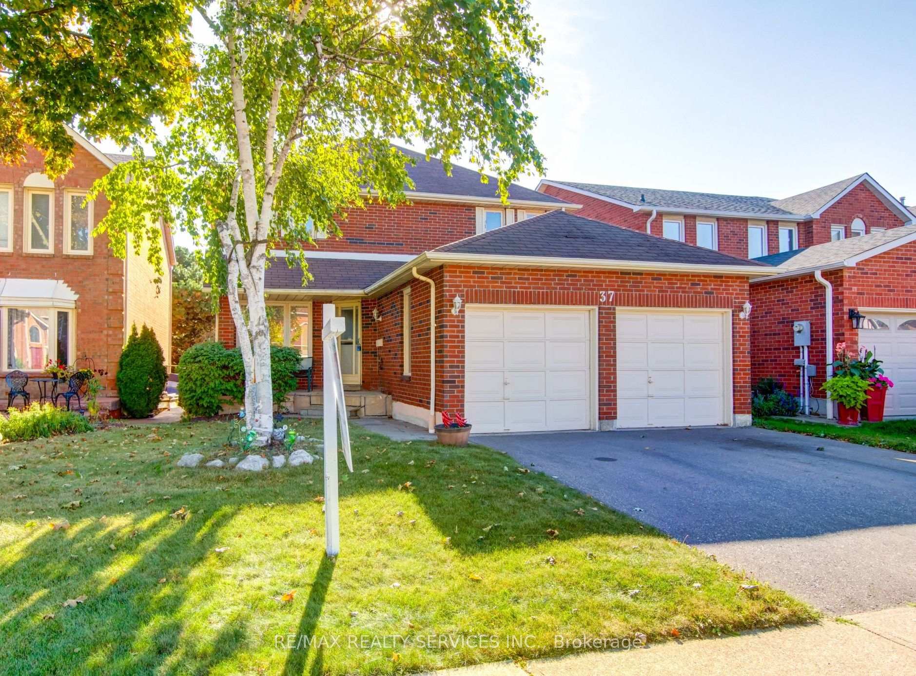 Front of 37 Lord Simcoe Drive