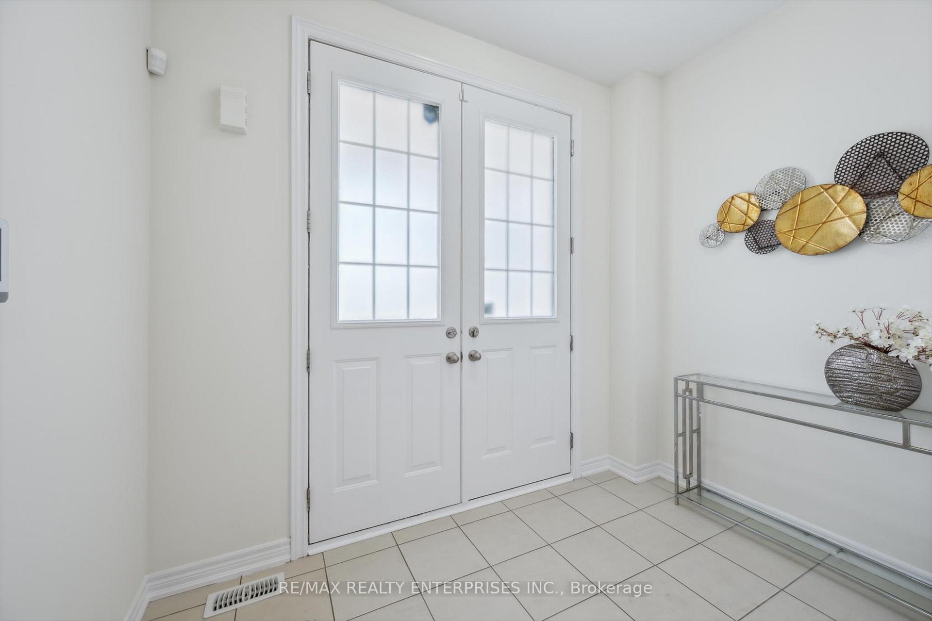 Photo 4 of 46 Benhurst Crescent, Brampton, Northwest Brampton — HOMEH