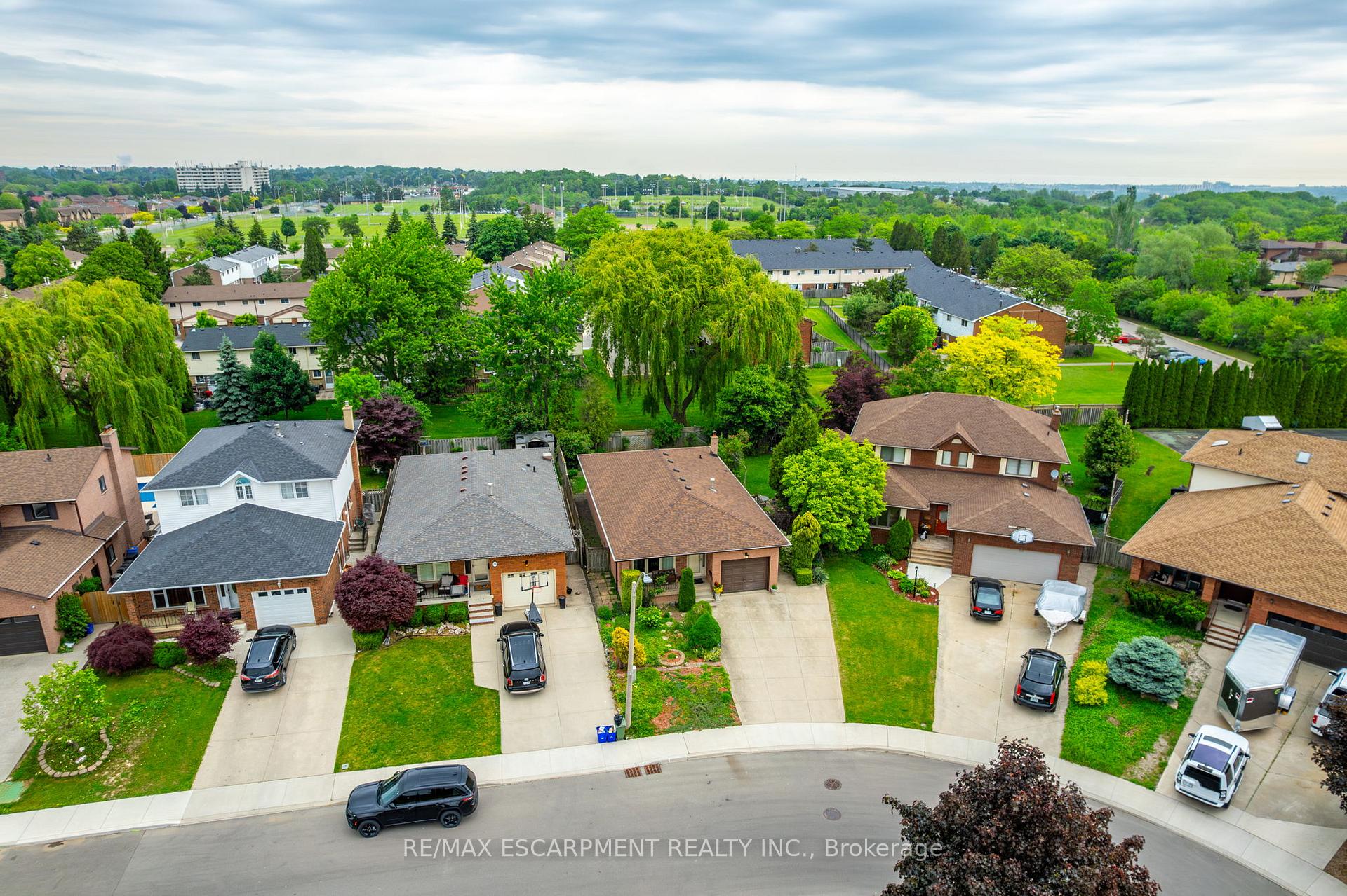 Photo 2 of 43 Trenholme Crescent, Hamilton, Trenholme — HOMEH
