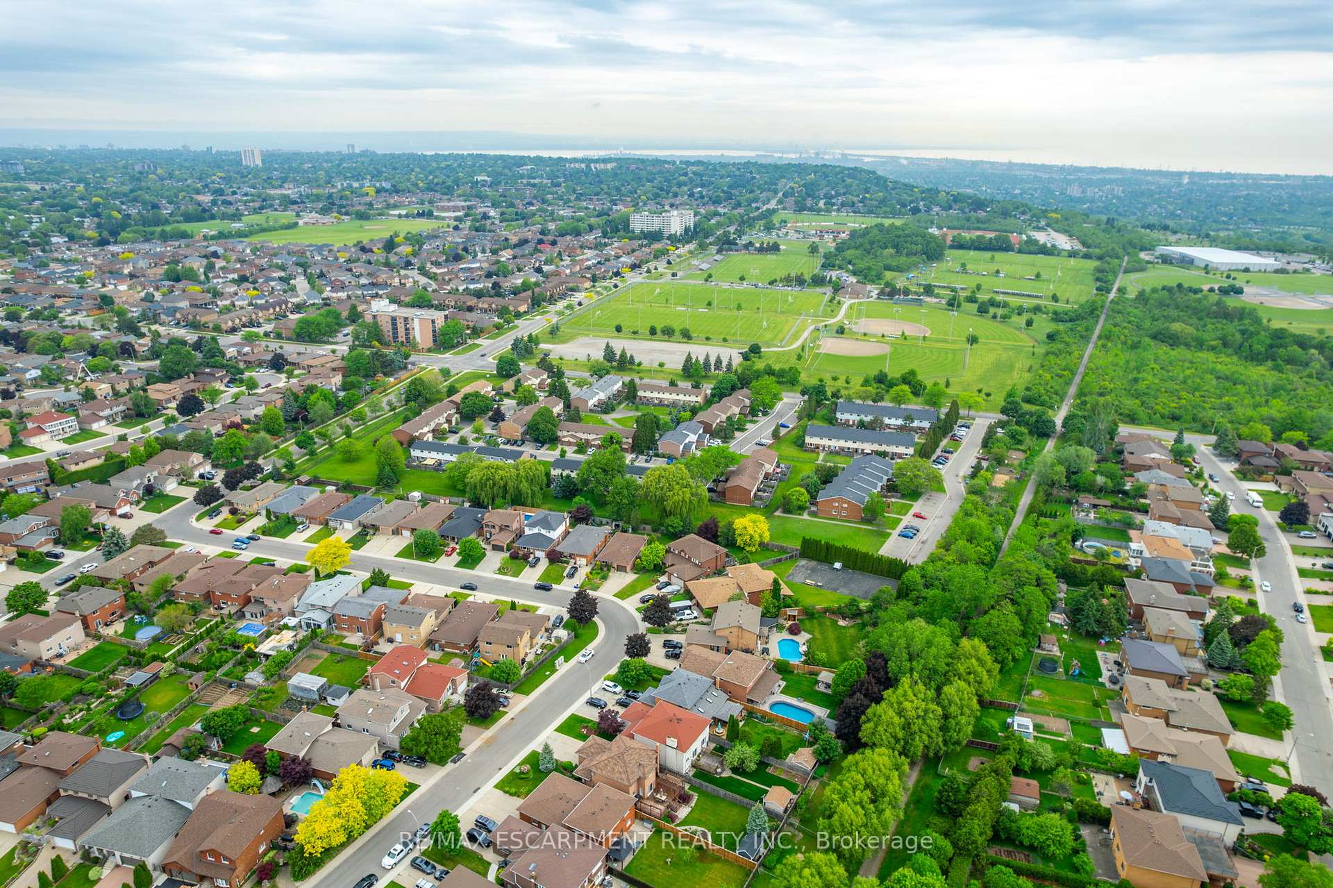 Photo 3 of 43 Trenholme Crescent, Hamilton, Trenholme — HOMEH