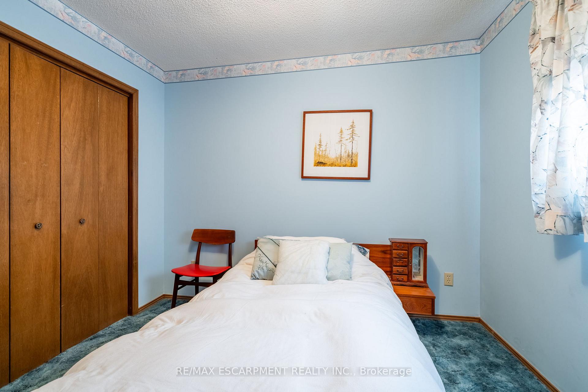 Photo 11 of 43 Trenholme Crescent, Hamilton, Trenholme — HOMEH