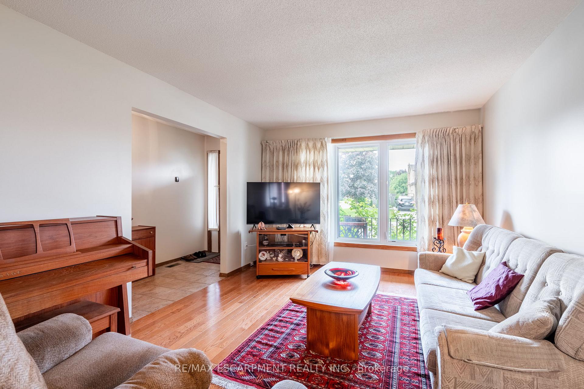 Photo 10 of 43 Trenholme Crescent, Hamilton, Trenholme — HOMEH