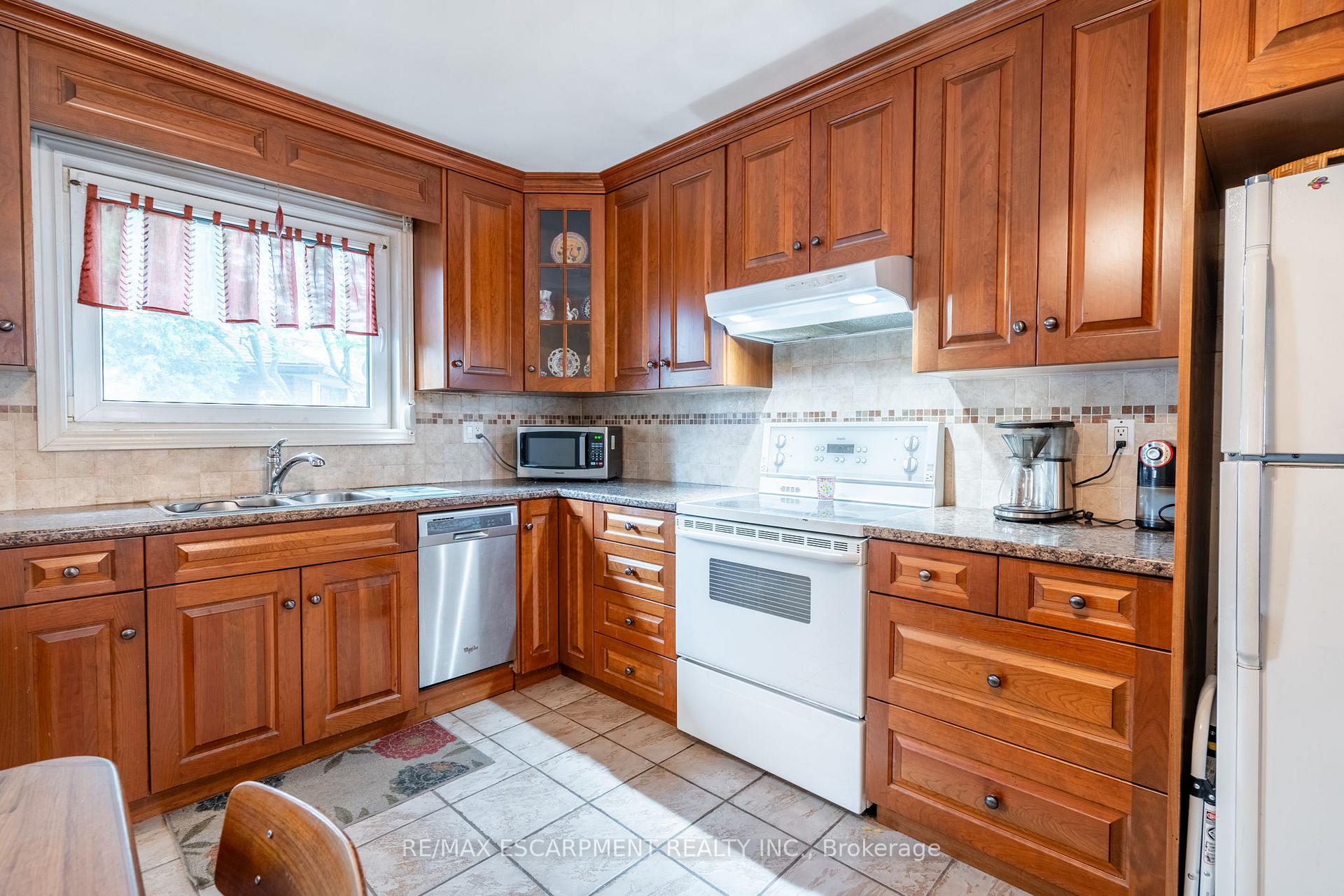 Photo 15 of 43 Trenholme Crescent, Hamilton, Trenholme — HOMEH