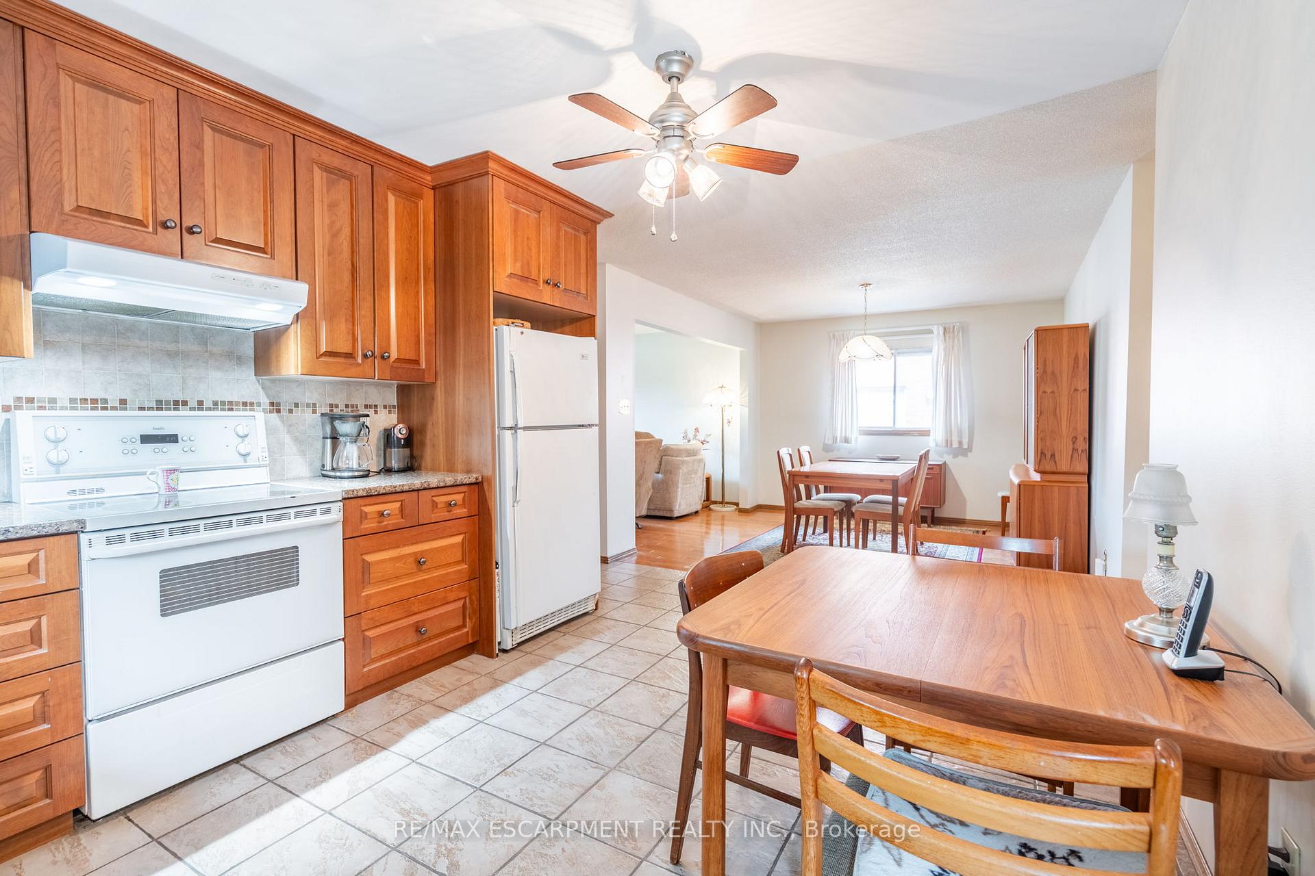 Photo 19 of 43 Trenholme Crescent, Hamilton, Trenholme — HOMEH