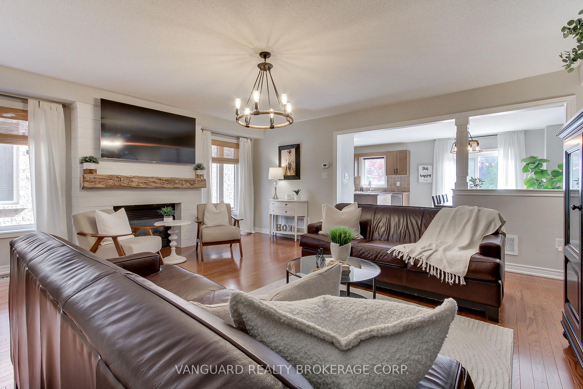 Photo 3 of 15 Treasure Hill Road, Vaughan, Maple — HOMEH