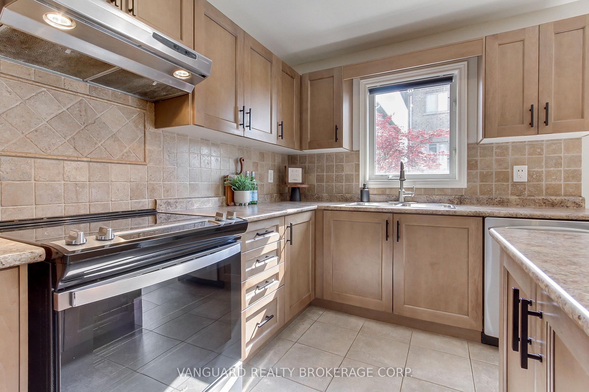 Photo 5 of 15 Treasure Hill Road, Vaughan, Maple — HOMEH