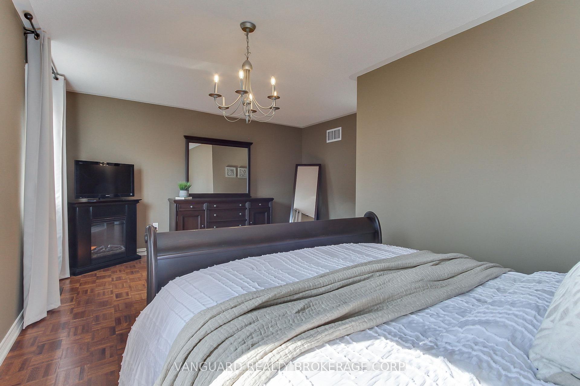 Photo 14 of 15 Treasure Hill Road, Vaughan, Maple — HOMEH