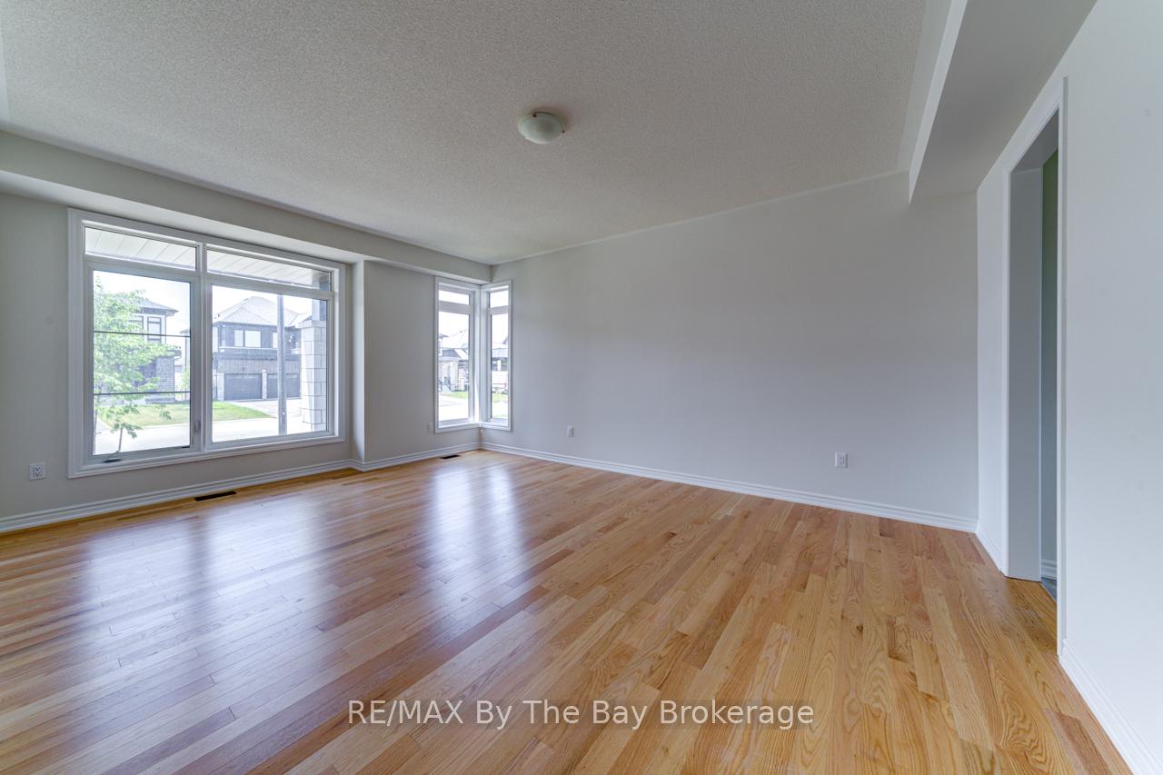 Photo 7 of 18 Rosanne Circle, Wasaga Beach — HOMEH