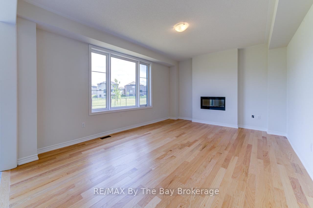 Photo 5 of 18 Rosanne Circle, Wasaga Beach — HOMEH