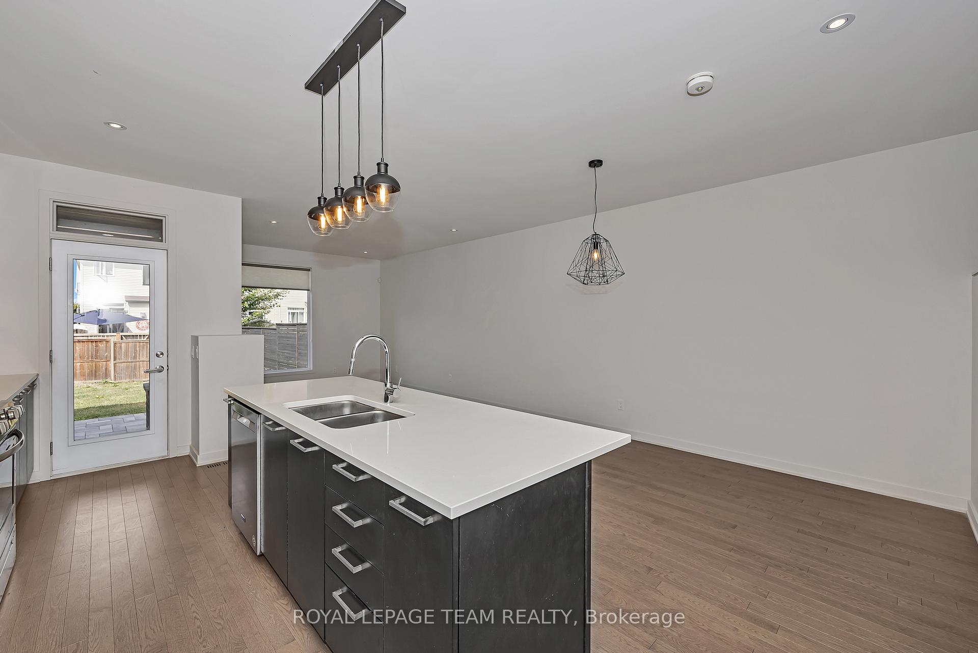 Photo 12 of 522 Borbridge Avenue, Ottawa, Riverside South/Gloucester Glen — HOMEH