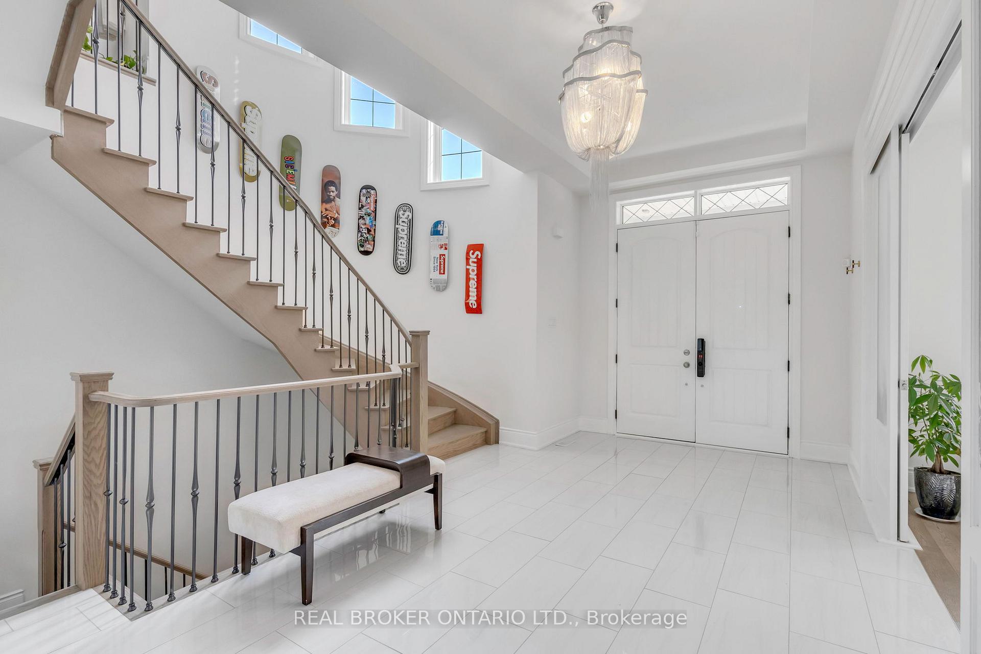Photo 3 of 18 Ridgepoint Road, Vaughan, Kleinburg — HOMEH