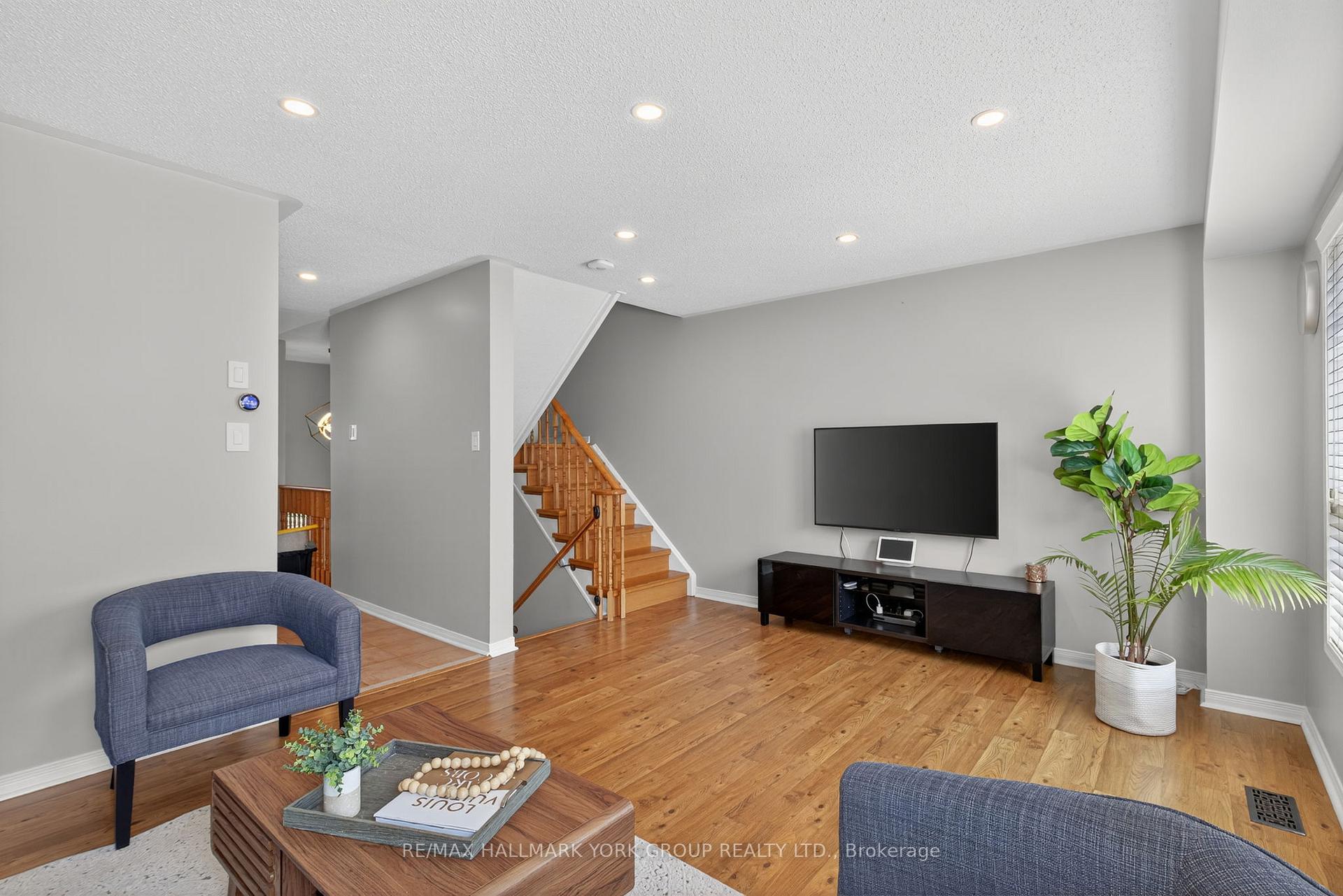 Photo 2 of 45 Baywell Crescent, Aurora, Bayview Wellington — HOMEH
