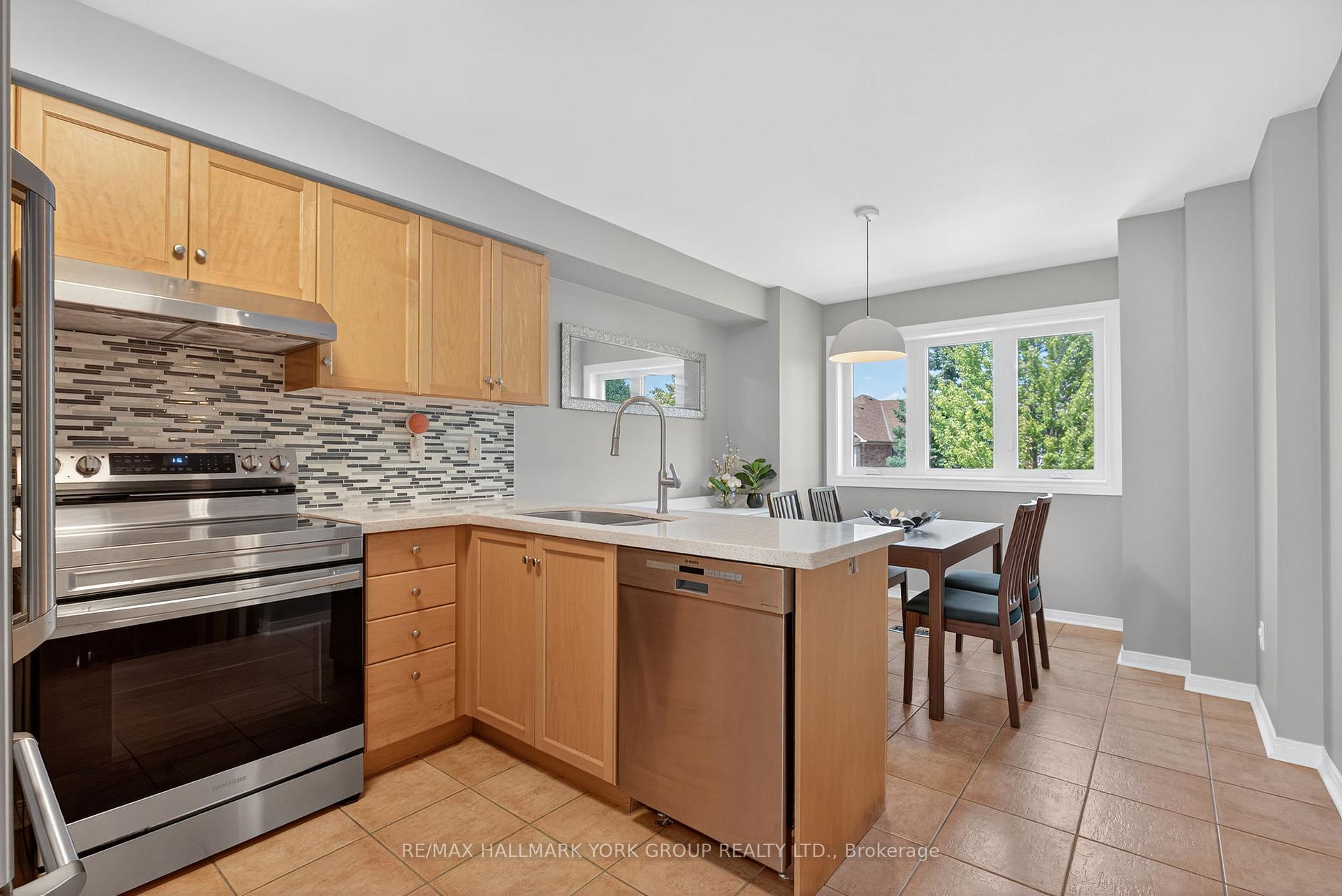 Photo 6 of 45 Baywell Crescent, Aurora, Bayview Wellington — HOMEH