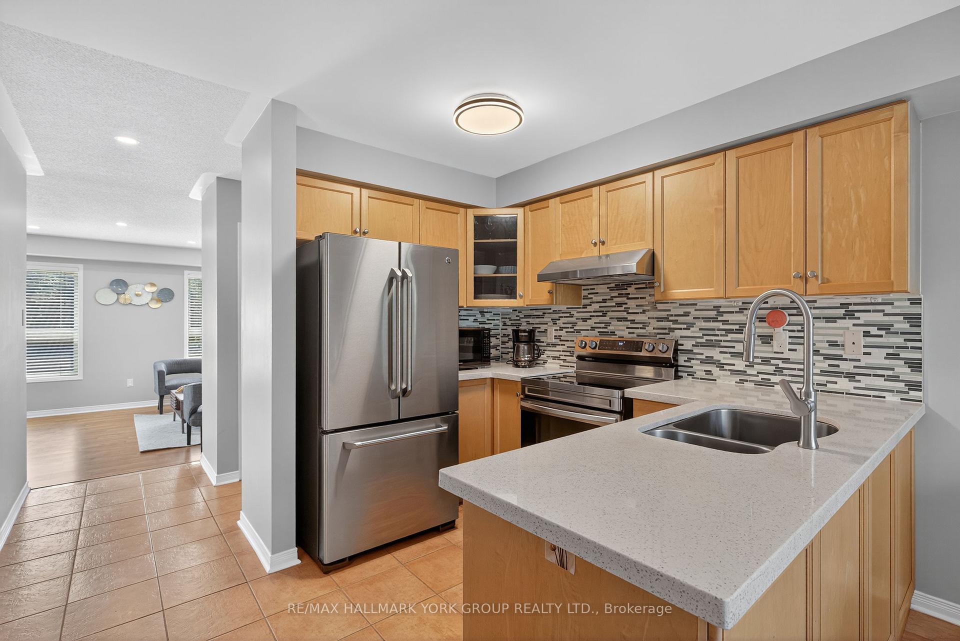 Photo 3 of 45 Baywell Crescent, Aurora, Bayview Wellington — HOMEH