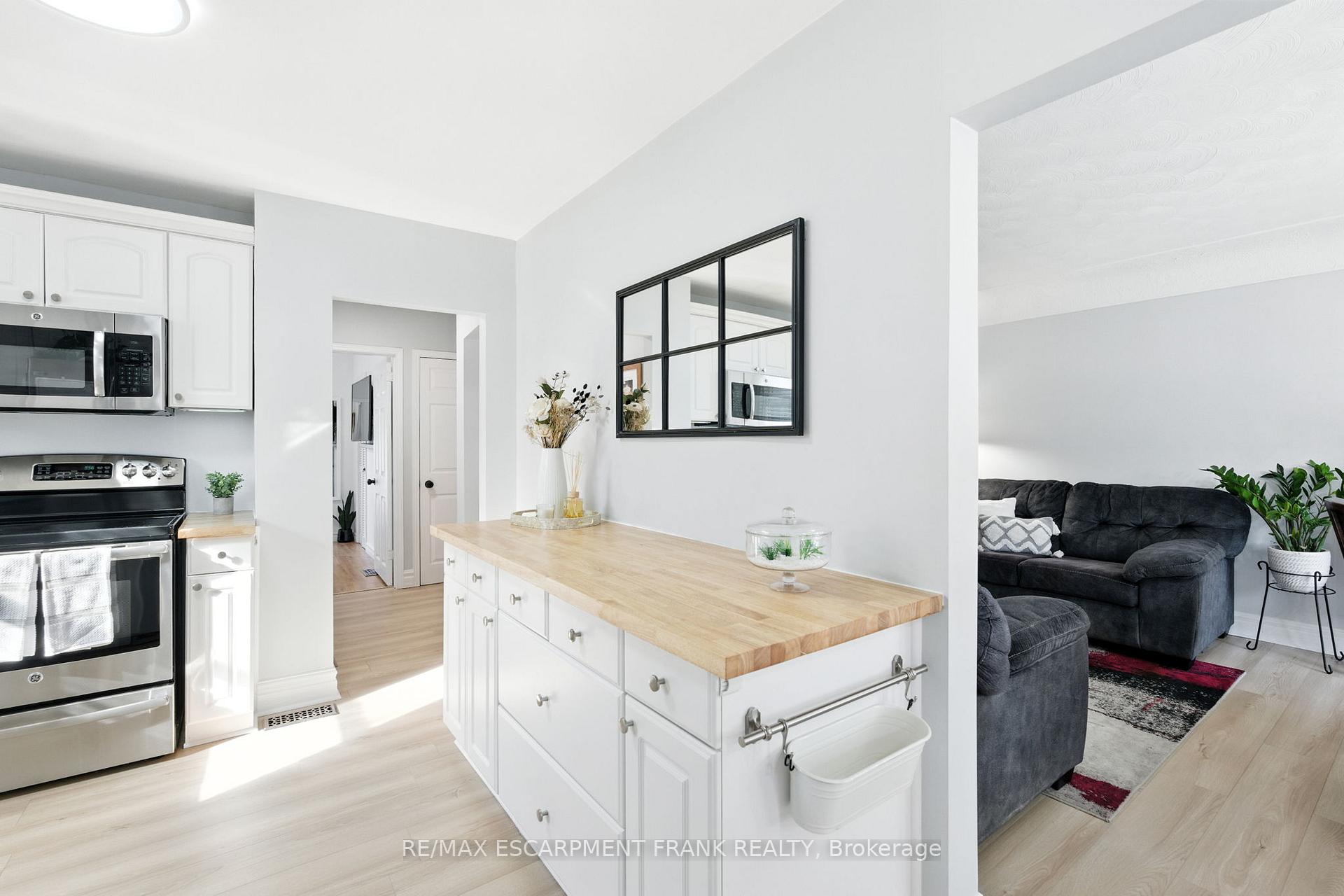 Photo 5 of 64 Vola Court, Hamilton, Centremount — HOMEH