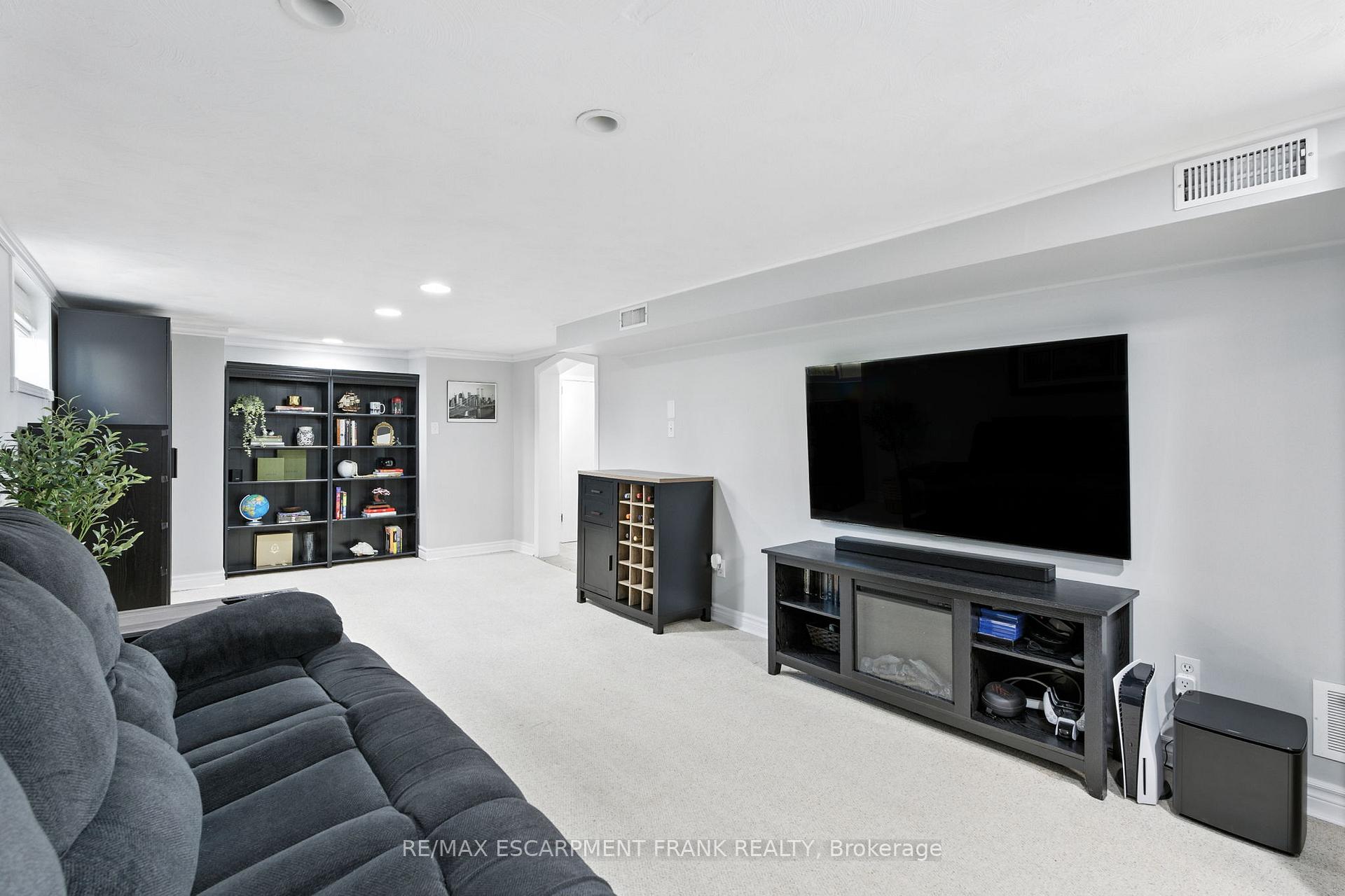 Photo 21 of 64 Vola Court, Hamilton, Centremount — HOMEH