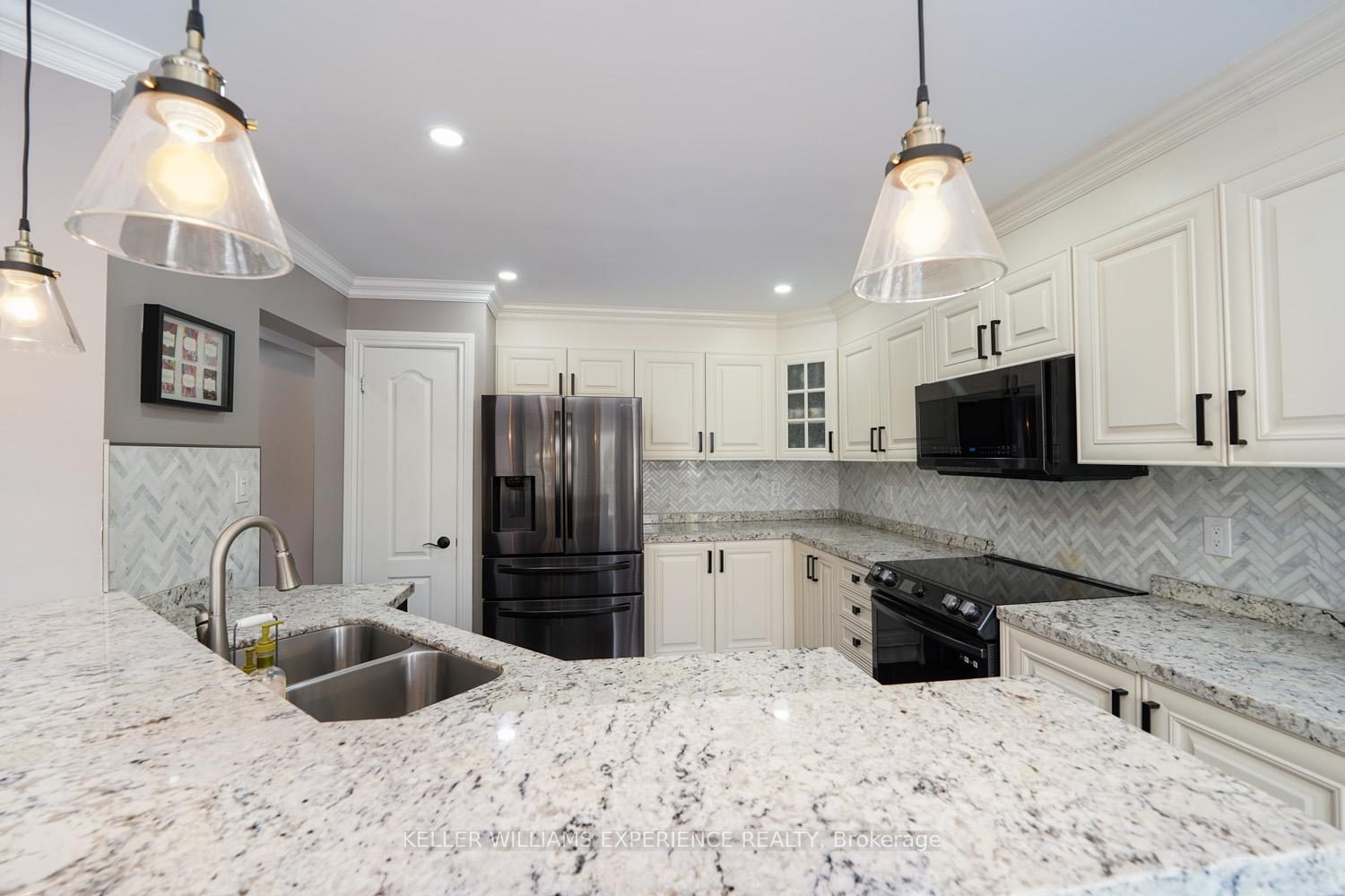Photo 5 of 91 succession Crescent, Barrie, Innis-Shore — HOMEH