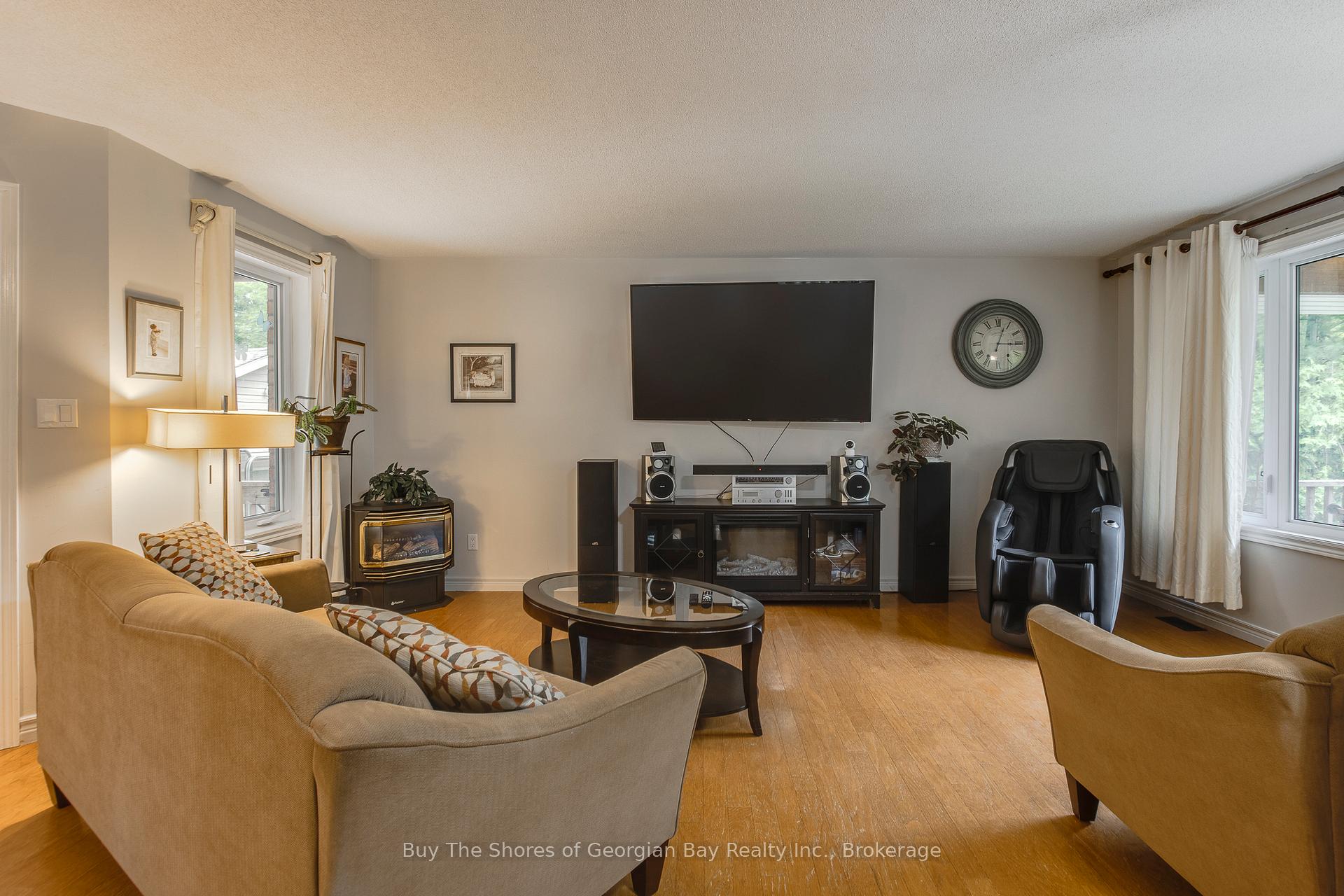 Photo 5 of 34 Pineshore Crescent E, Tiny, Rural Tiny — HOMEH