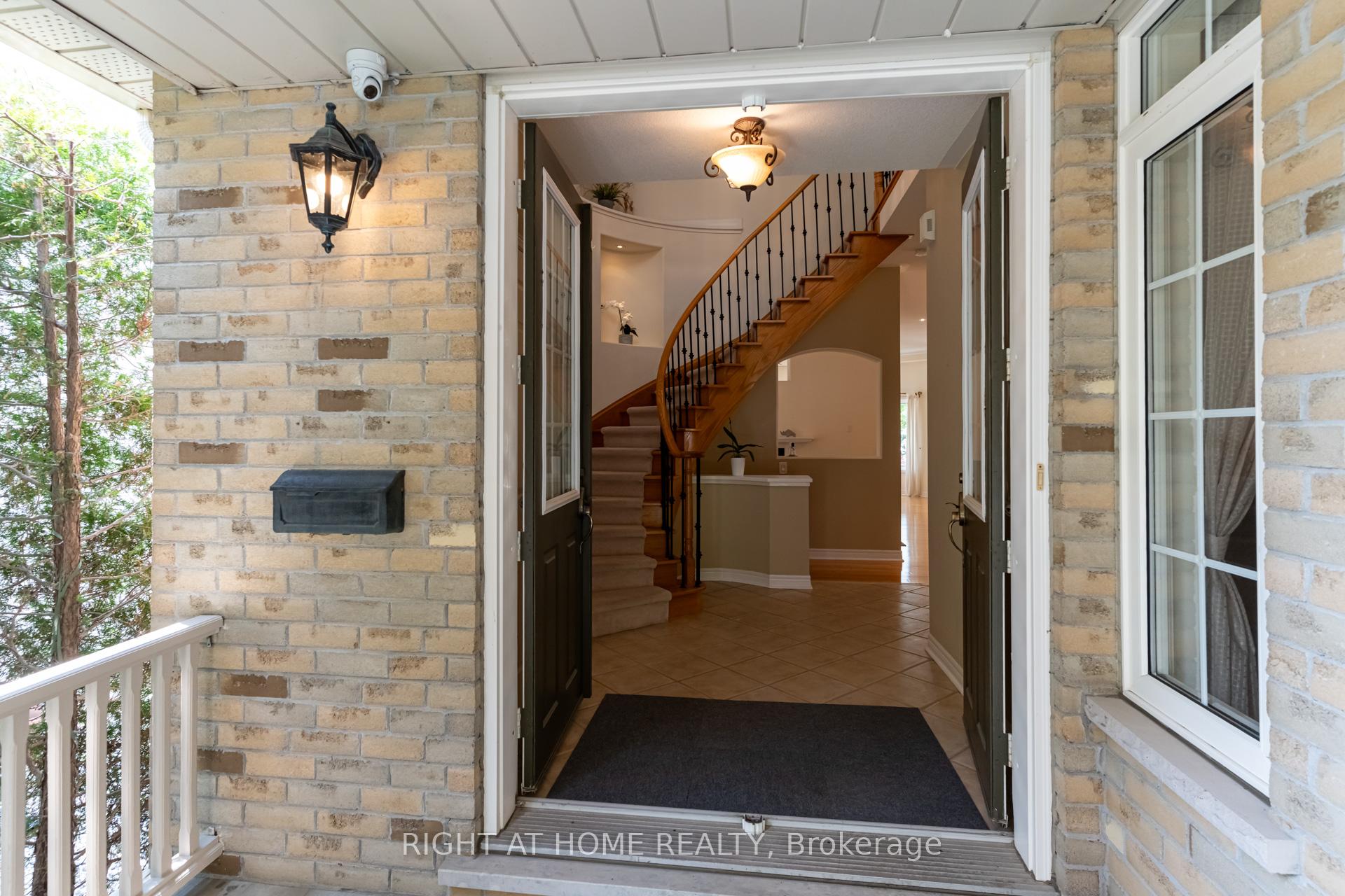 Photo 3 of 26 Greencroft Crescent, Markham, Unionville — HOMEH