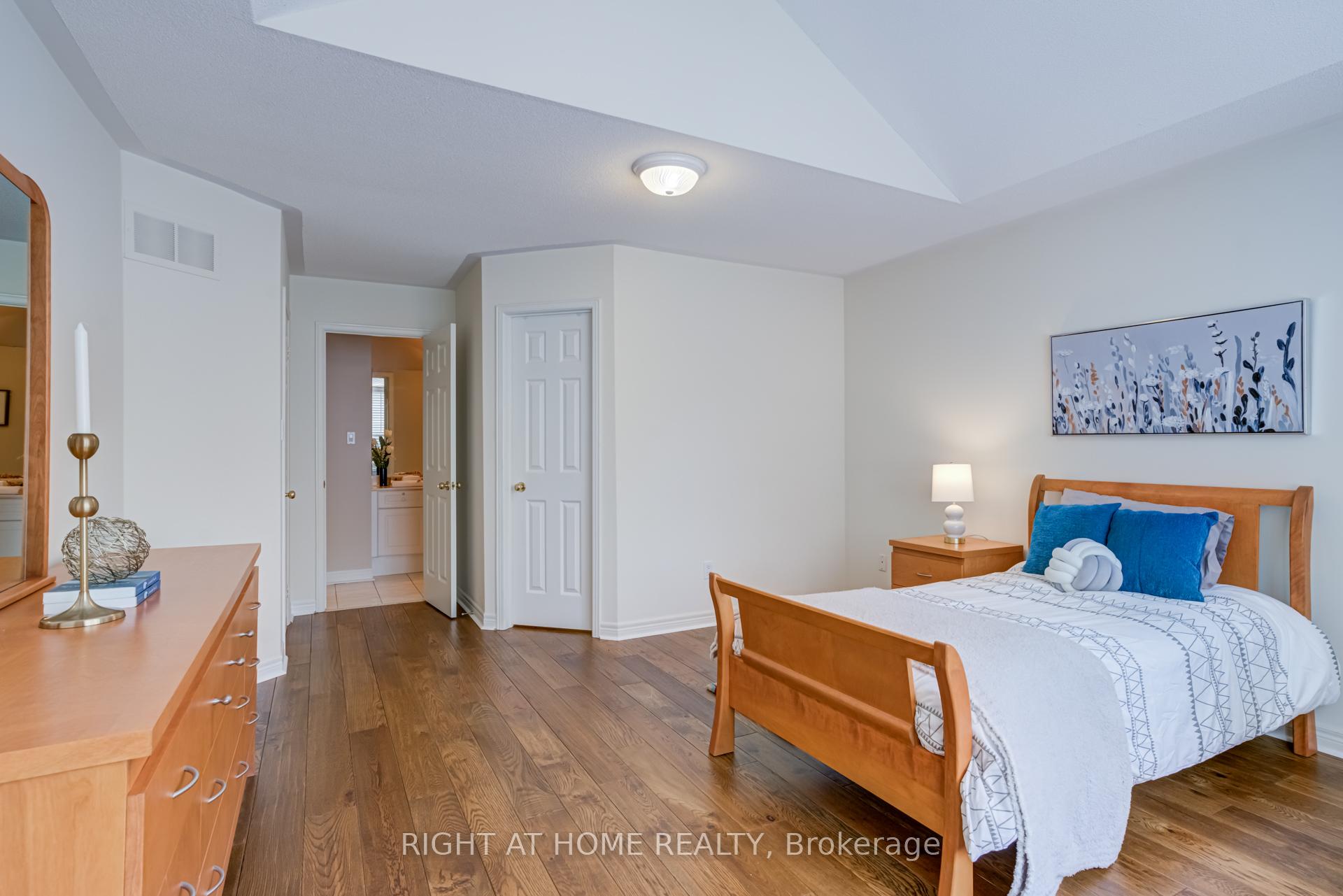 Photo 31 of 26 Greencroft Crescent, Markham, Unionville — HOMEH