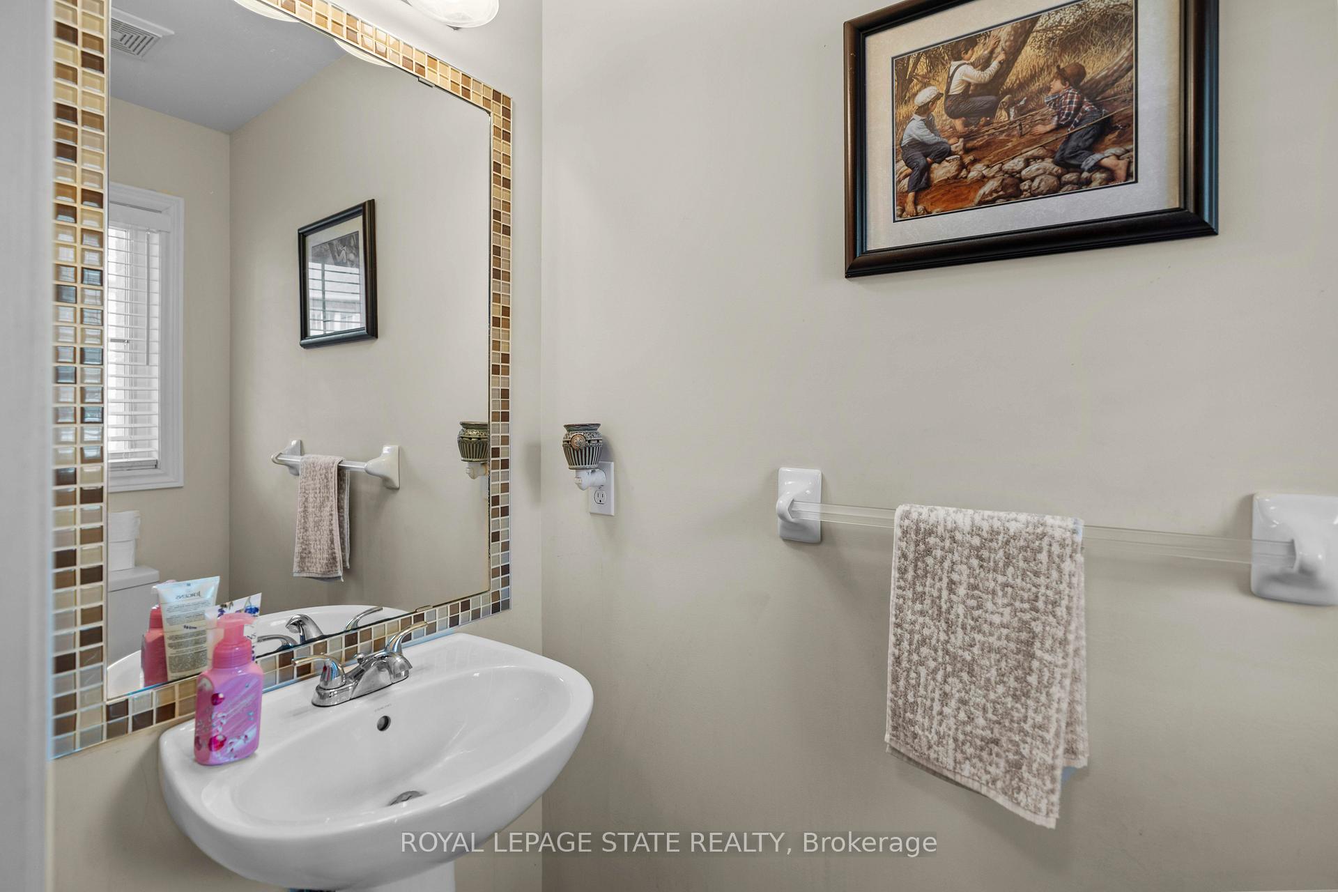 Photo 2 of 27 Marina Point Crescent, Hamilton, Stoney Creek — HOMEH