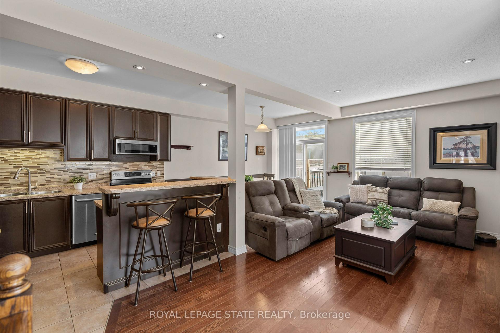 Photo 4 of 27 Marina Point Crescent, Hamilton, Stoney Creek — HOMEH
